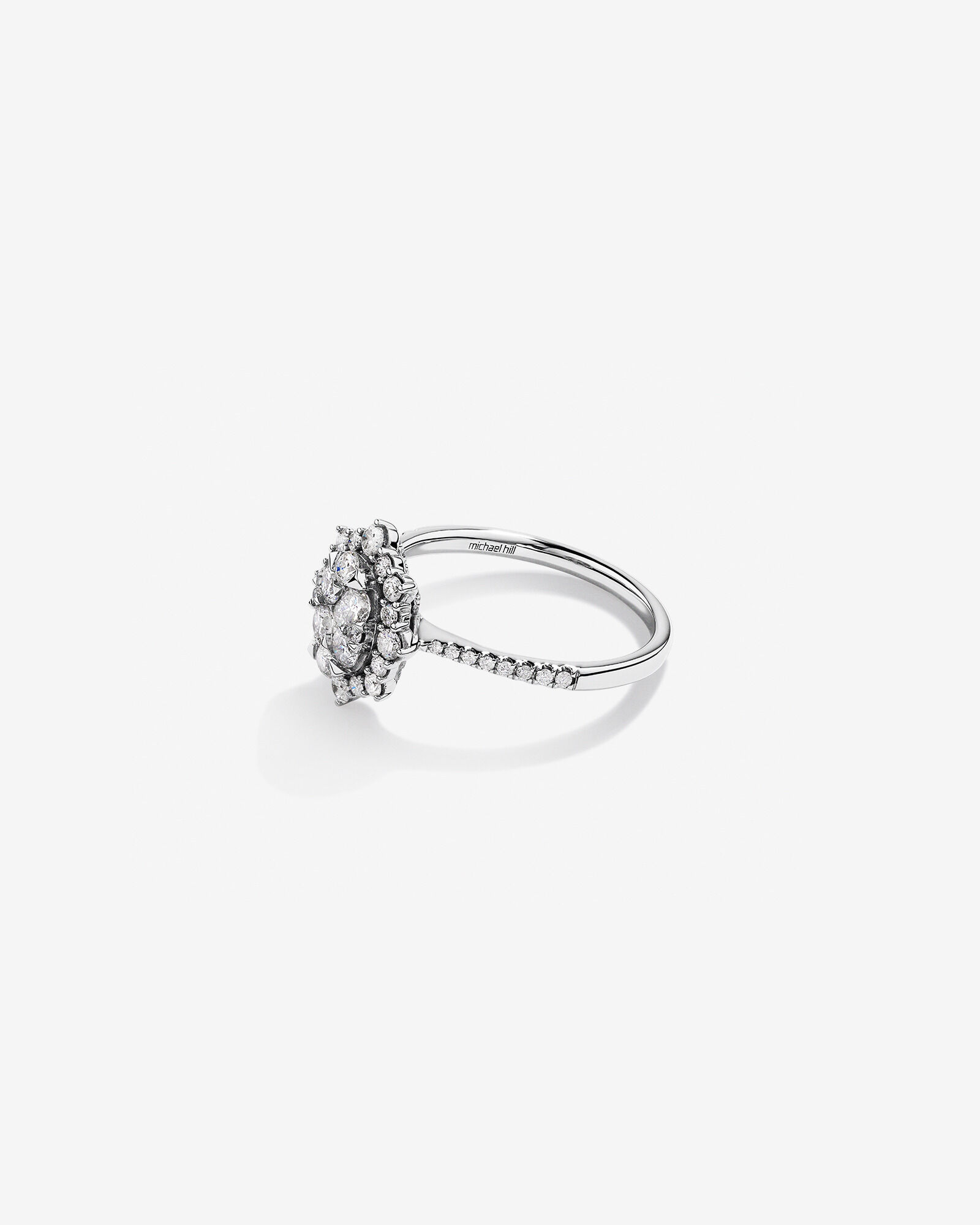 Bague de fiançailles en or blanc 14 K avec halo de diamants totalisant 0,93 ct
