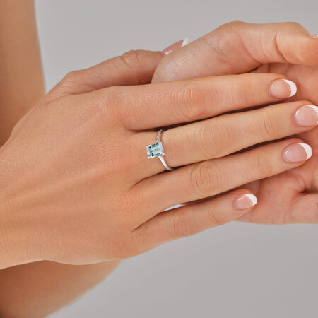 Ring with Aquamarine in 10kt White Gold Ring with Aquamarine in 10kt White Gold