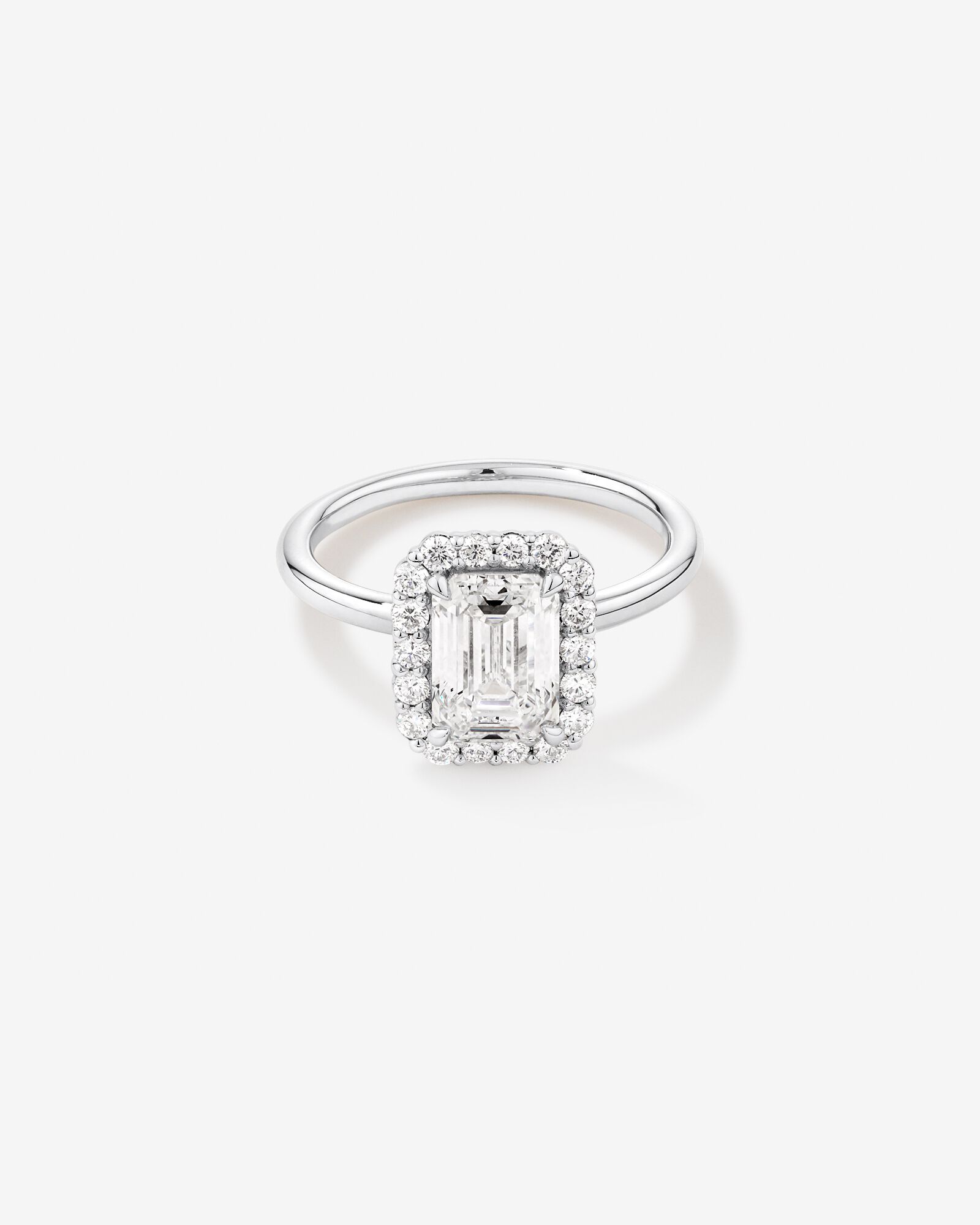Bague de fiançailles en halo de diamants cultivés en laboratoire TW taille émeraude de 2,34 carats en or blanc 14 carats