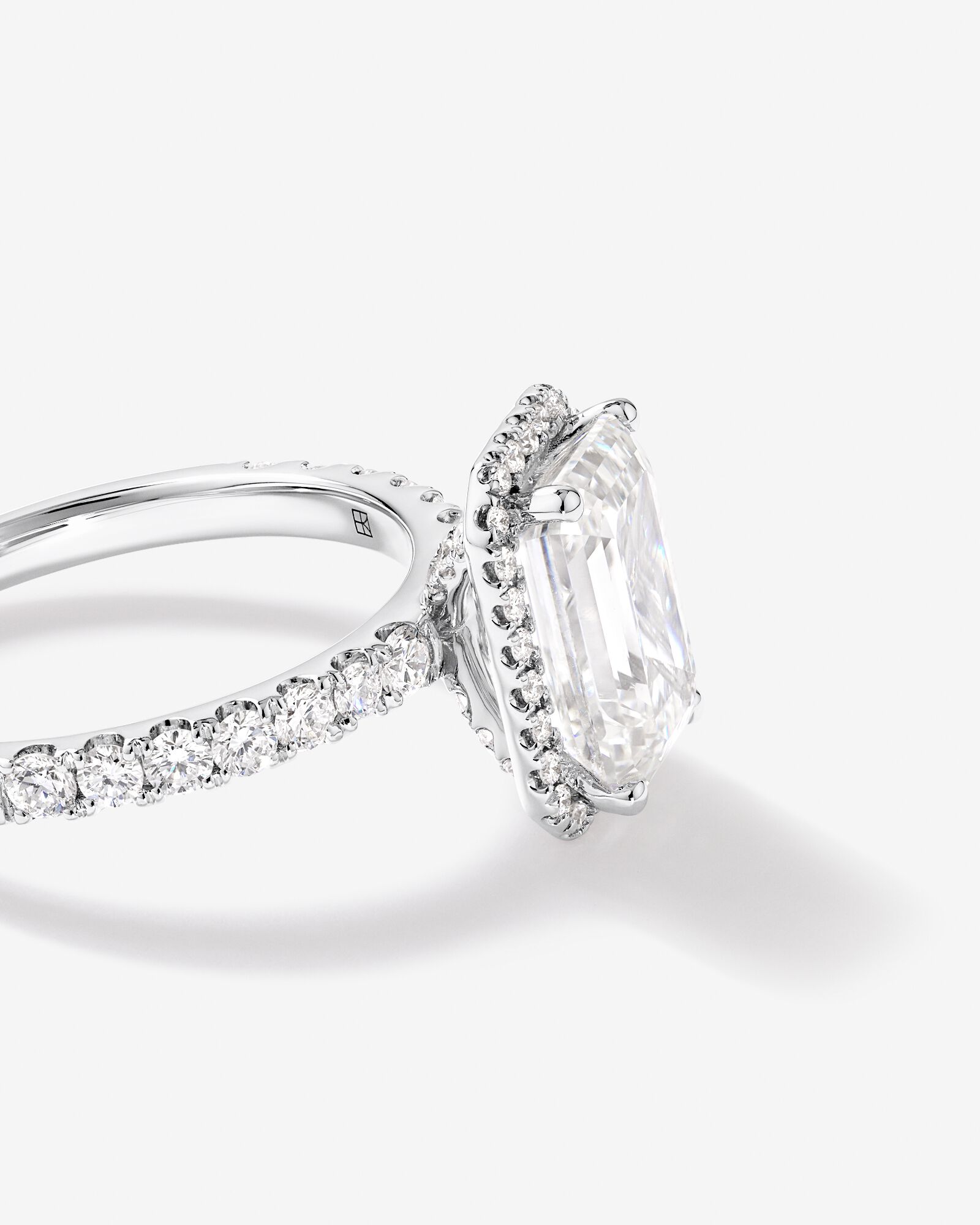 Bague de fiançailles en or blanc 18 carats avec halo de diamants de culture en laboratoire taille émeraude de 3,60 carats