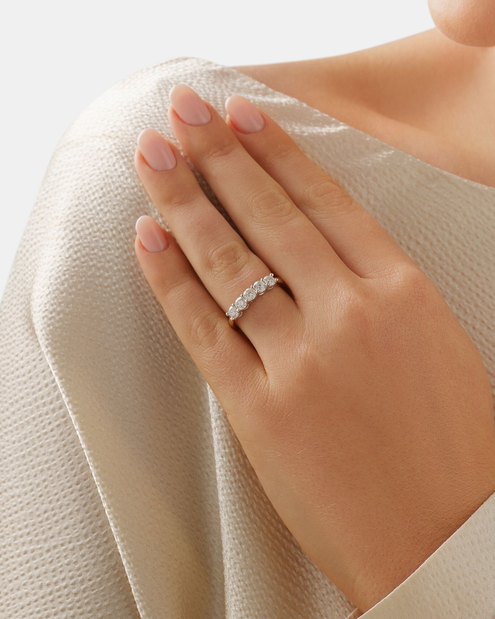 Alliance à cinq pierres Evermore en or blanc et jaune 14 K avec diamants totalisant 1 ct