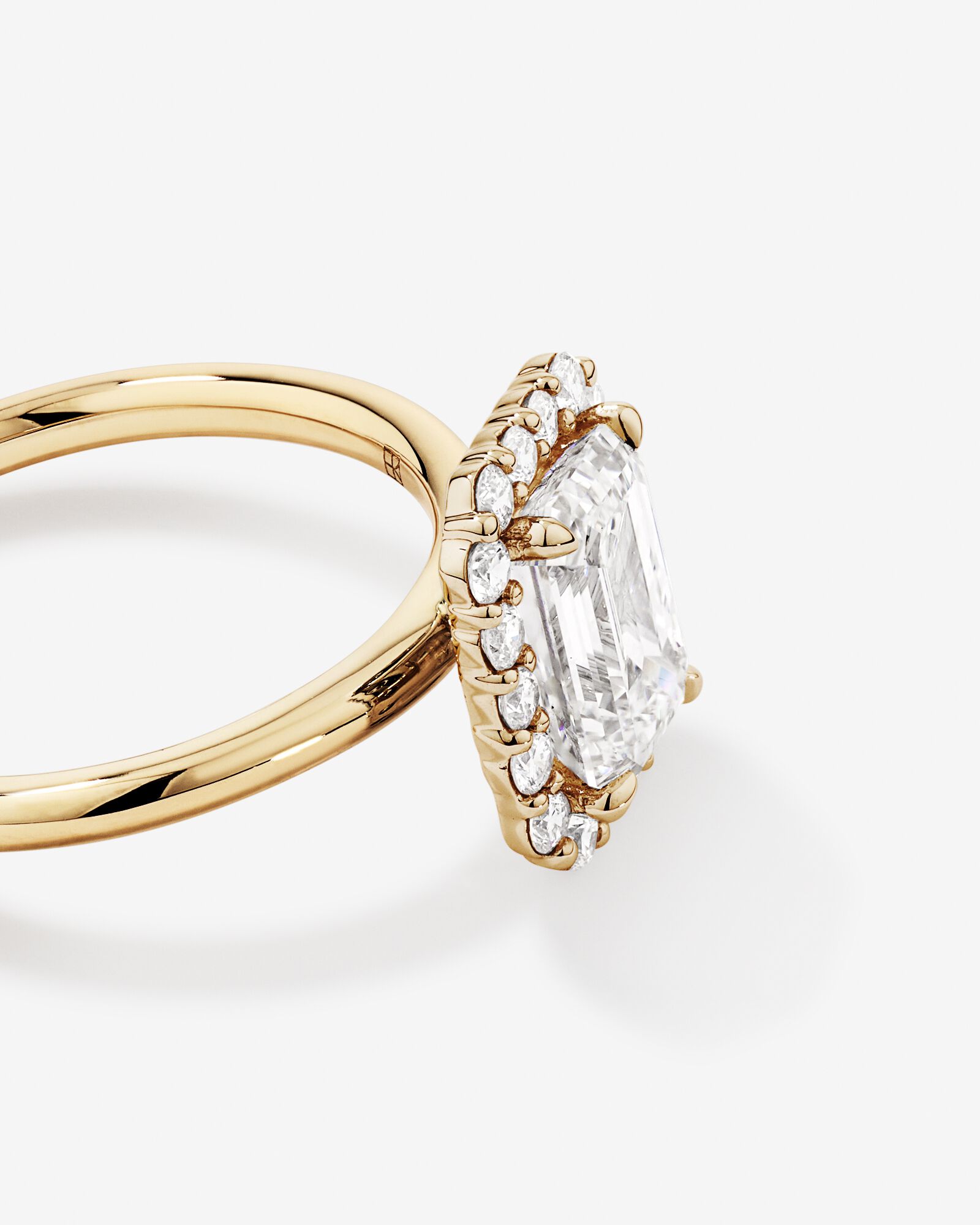 Bague de fiançailles en halo de diamants cultivés en laboratoire TW taille émeraude de 2,34 carats en or jaune 14 carats