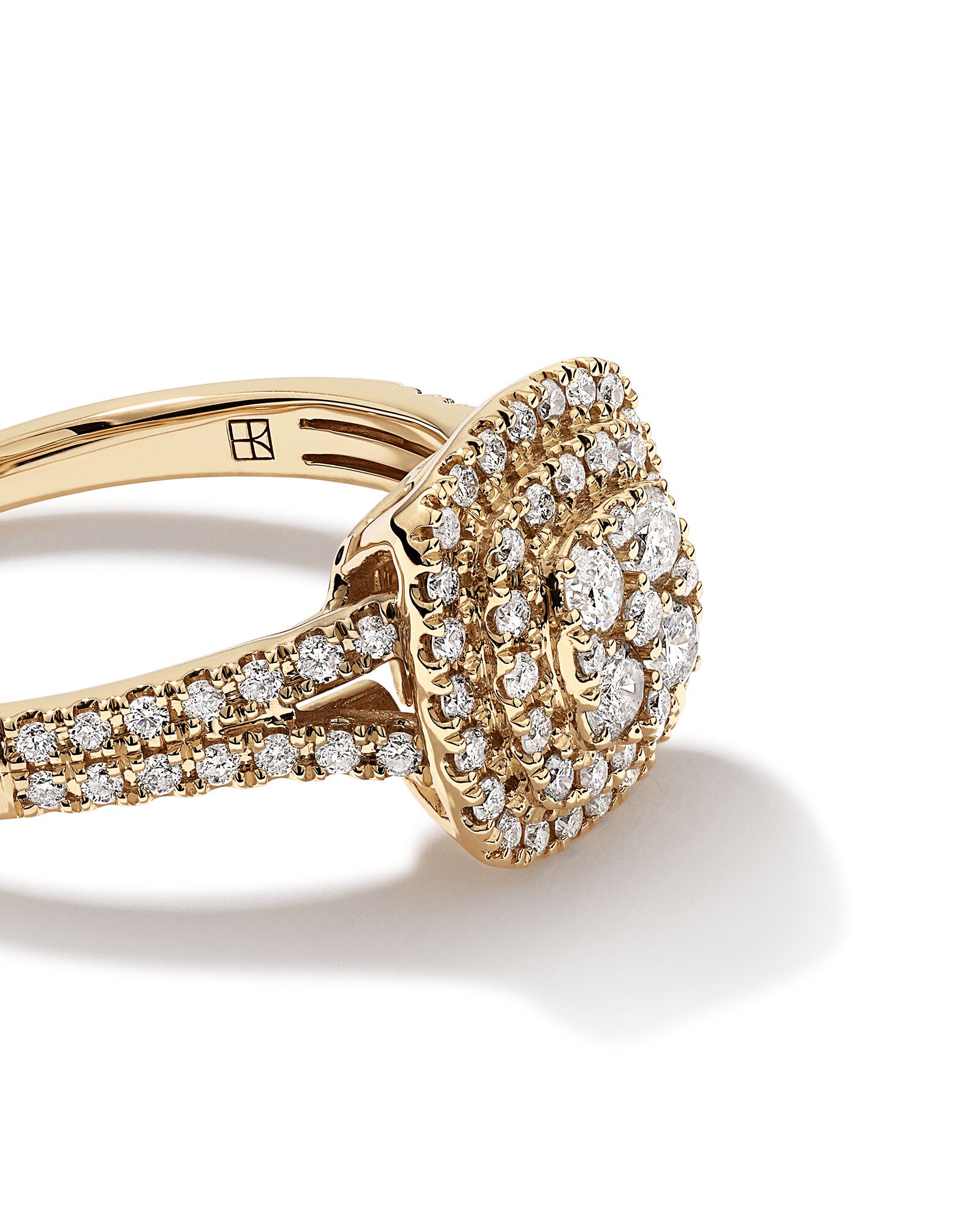 Bague Halo en Cluster Coussin avec un Poids Total de 0,65 Carat de Diamants en Or Jaune 10 Carats