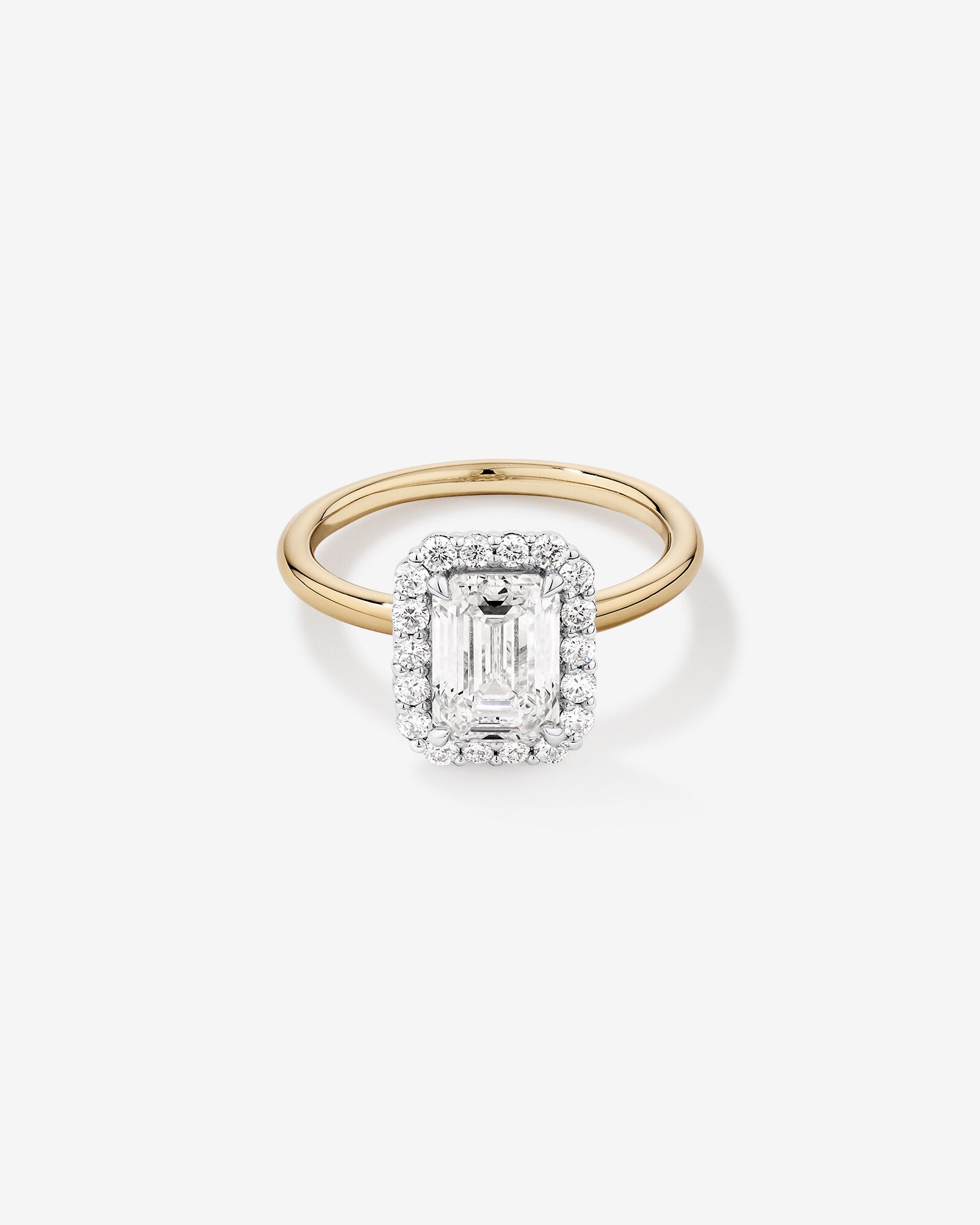 Bague De Fiançailles Halo En Diamant De Laboratoire Taille Émeraude De 2,34 Carats Poids Total En Or Jaune Et Blanc 14 Carats