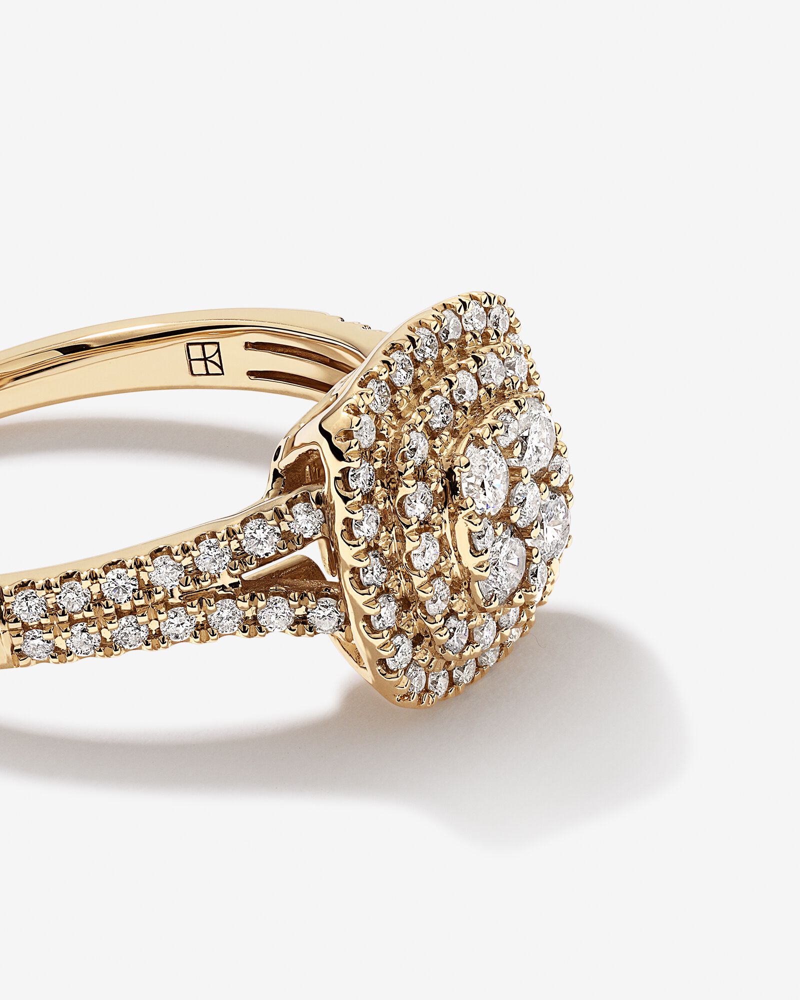 Bague Halo en Cluster Coussin avec un Poids Total de 0,65 Carat de Diamants en Or Jaune 10 Carats