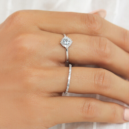 Ring with Aquamarine & Diamonds in 10kt White Gold Ring with Aquamarine & Diamonds in 10kt White Gold