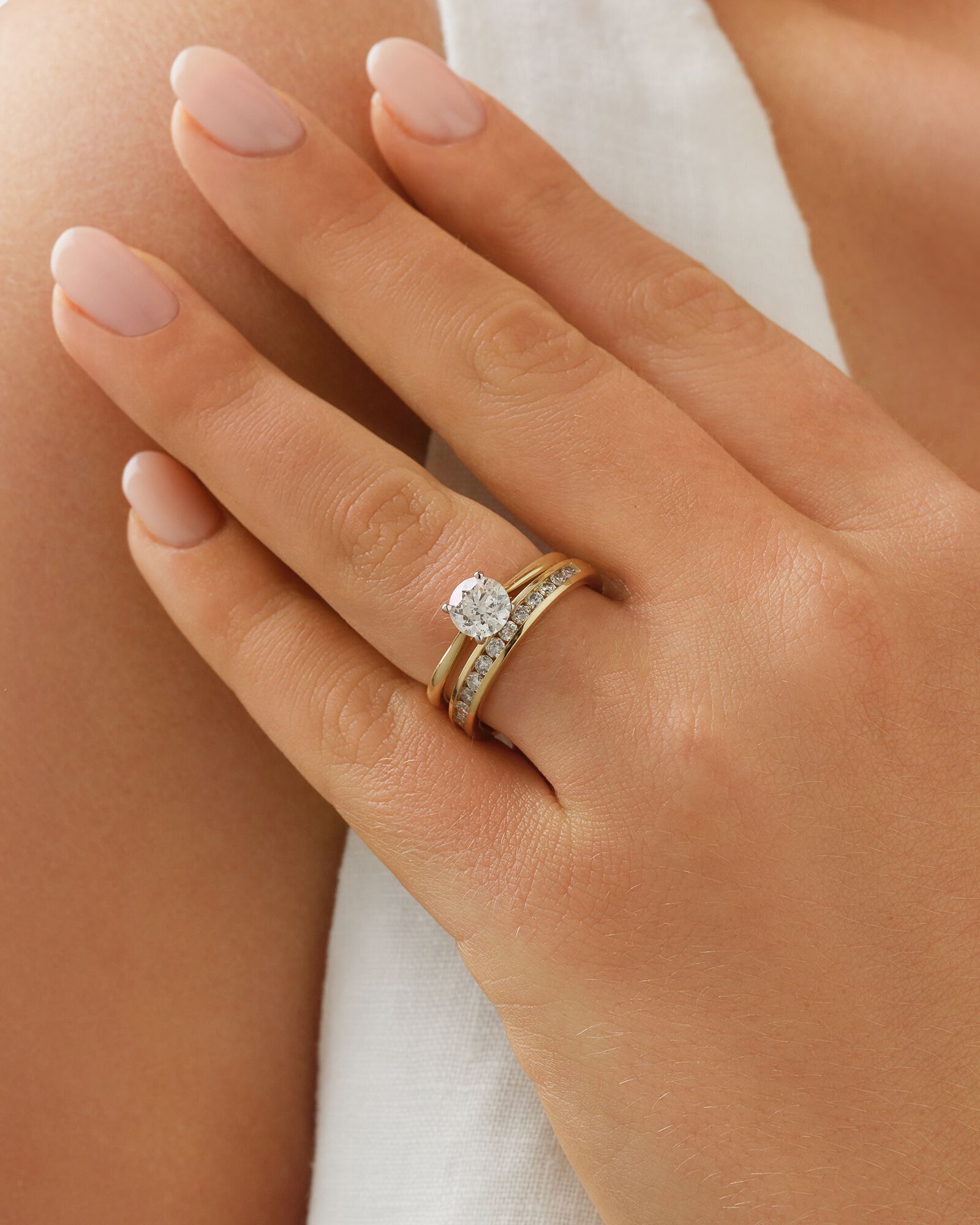 Alliance en or jaune 14 K avec diamants totalisant 0,50 ct