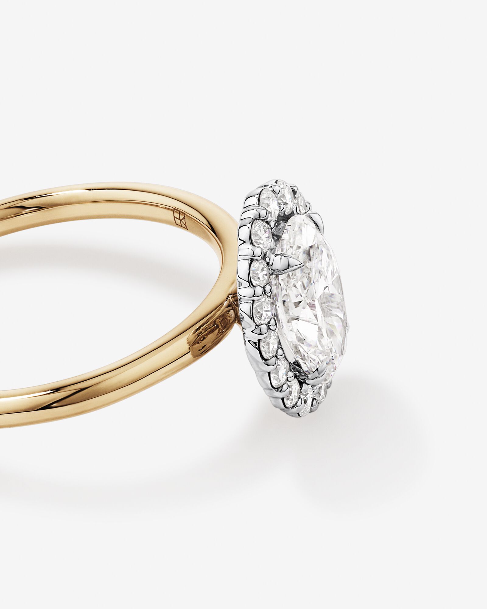 Bague De Fiançailles Halo En Diamant De Laboratoire Taille Ovale De 1,46 Carat Poids Total En Or Jaune Et Blanc 14 Carats