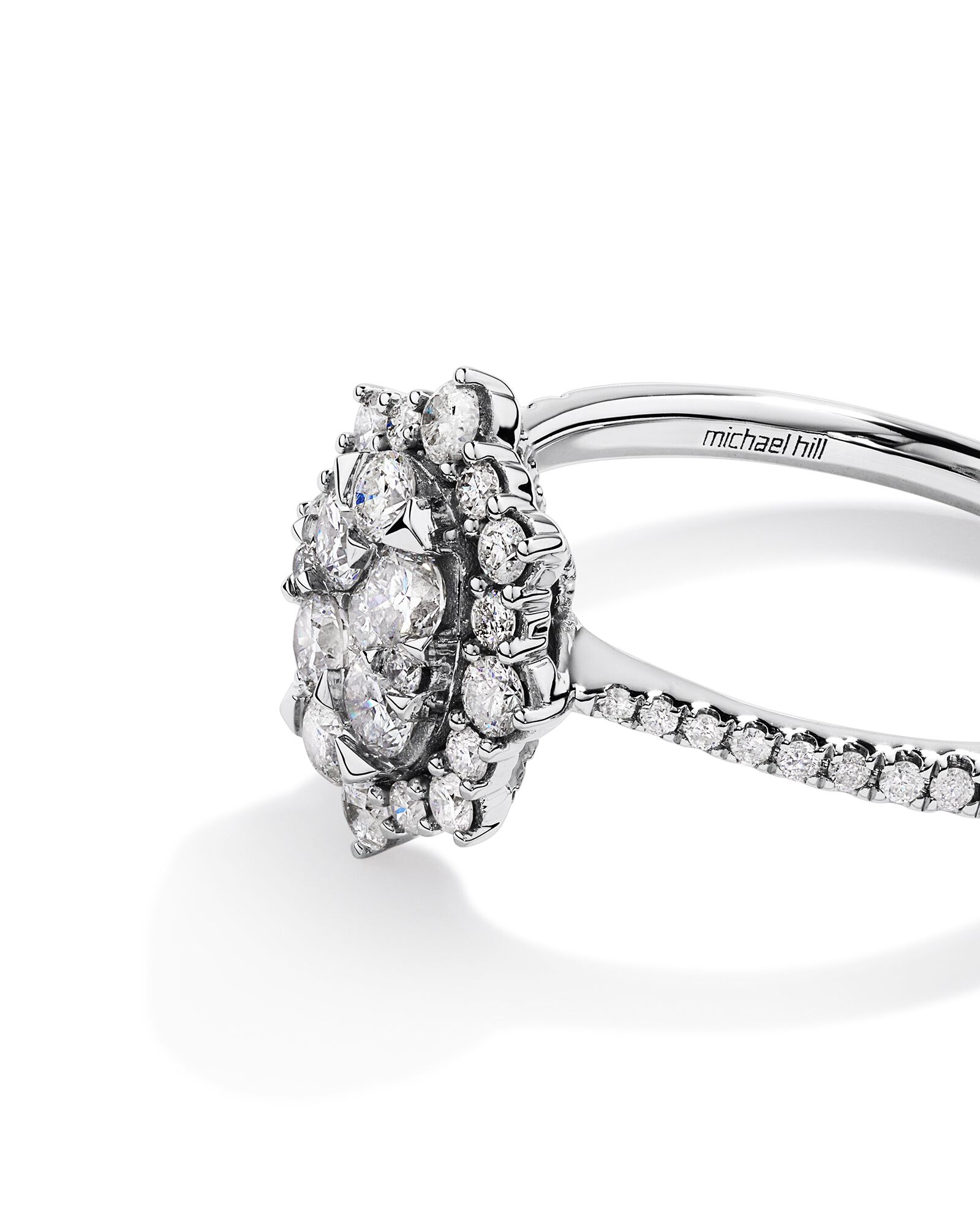 Bague de fiançailles en or blanc 14 K avec halo de diamants totalisant 0,93 ct