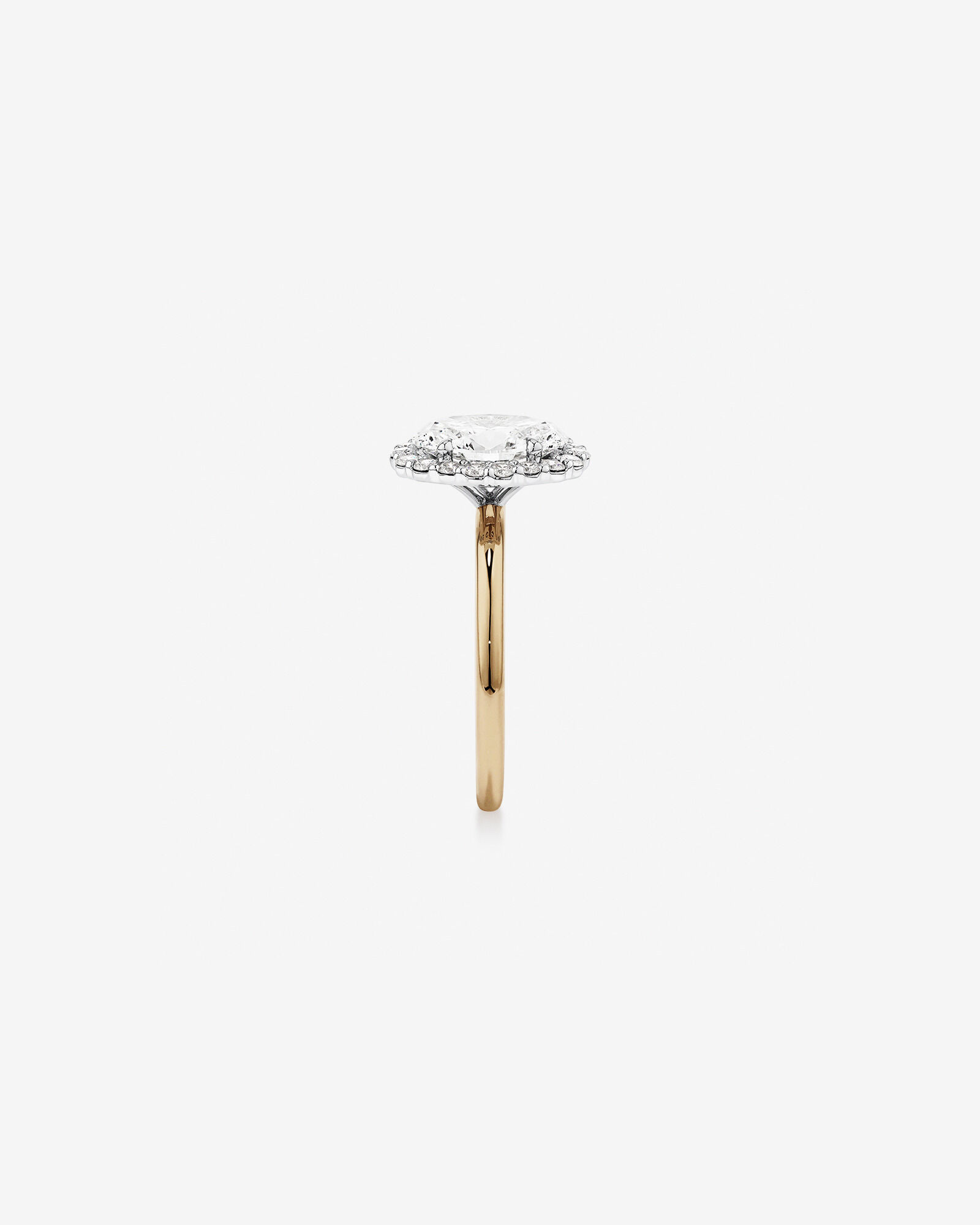 Bague De Fiançailles Halo En Diamant De Laboratoire Taille Ovale De 2,34 Carats Poids Total En Or Jaune Et Blanc 14 Carats