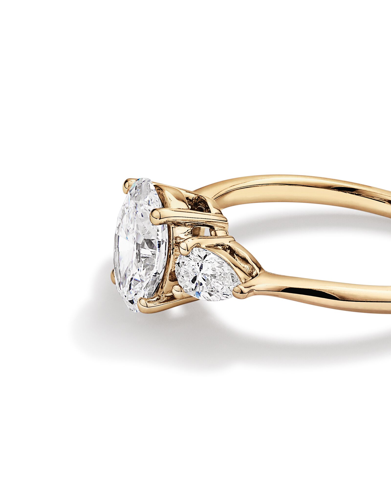 Bague de fiançailles en diamant cultivé en laboratoire TW de trois pierres de 1,65 carat en or jaune 14 carats