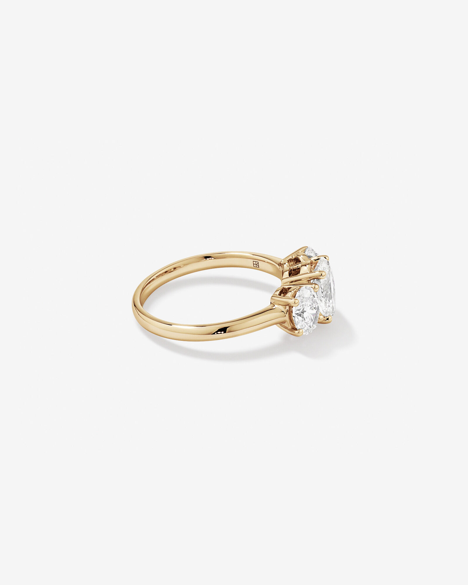 Bague de fiançailles ovale en diamants cultivés en laboratoire de trois carats de 2 carats en or jaune 14 carats