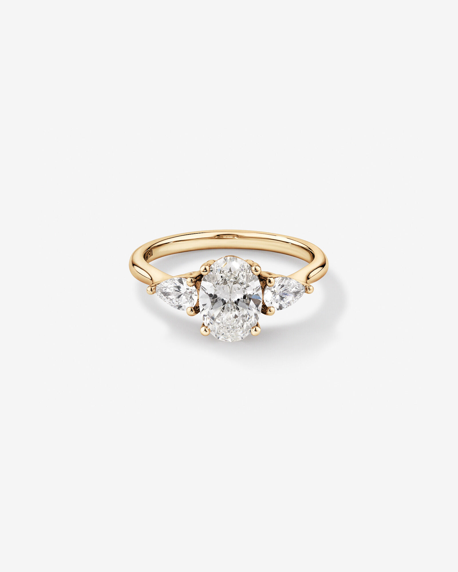 Bague de fiançailles en diamant cultivé en laboratoire TW de trois pierres de 1,65 carat en or jaune 14 carats