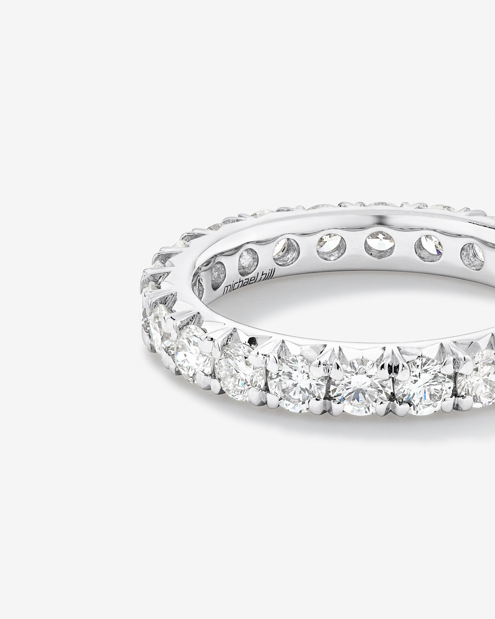 Alliance éternité en platine avec diamants totalisant 1,85 ct