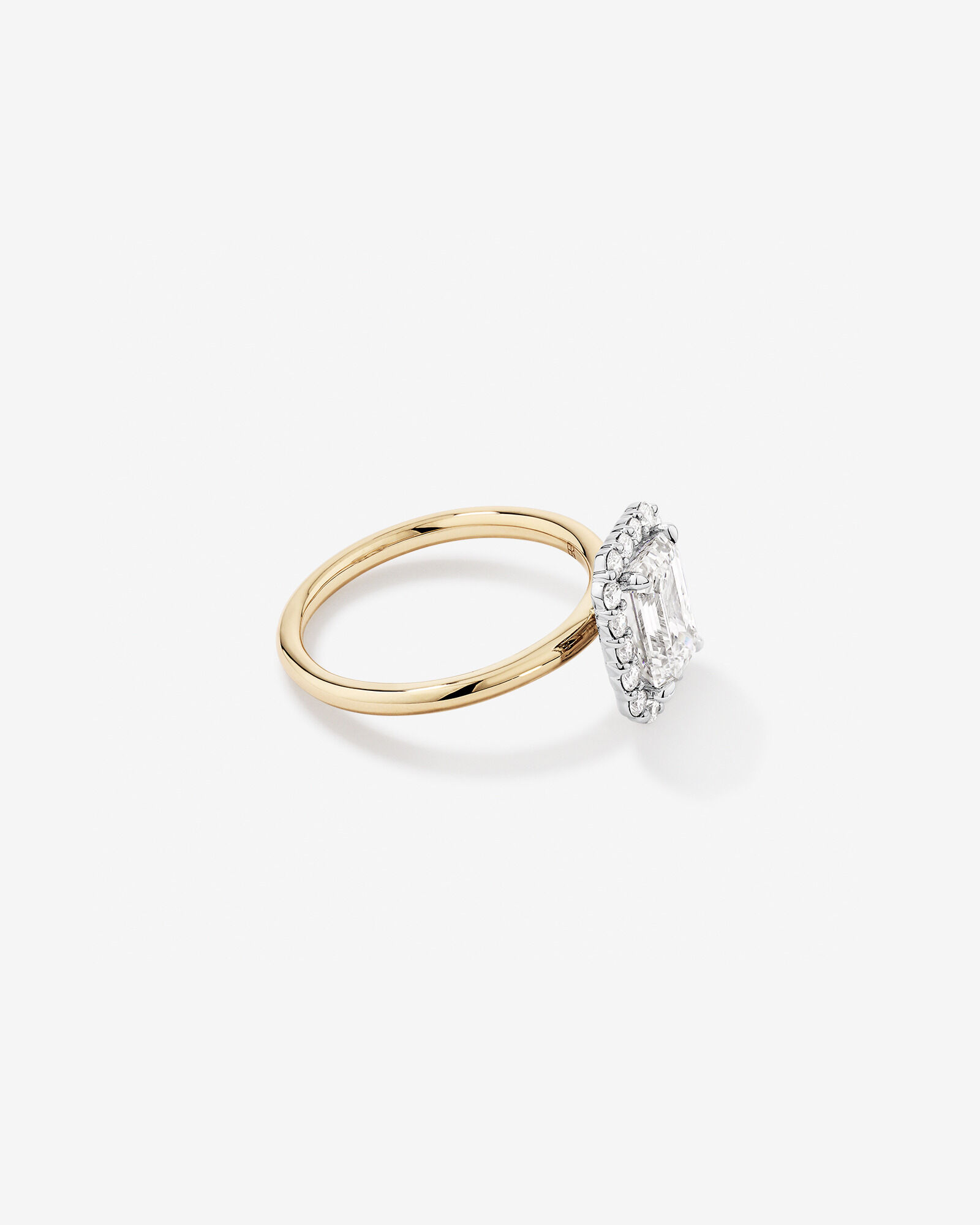 Bague De Fiançailles Halo En Diamant De Laboratoire Taille Émeraude De 2,34 Carats Poids Total En Or Jaune Et Blanc 14 Carats