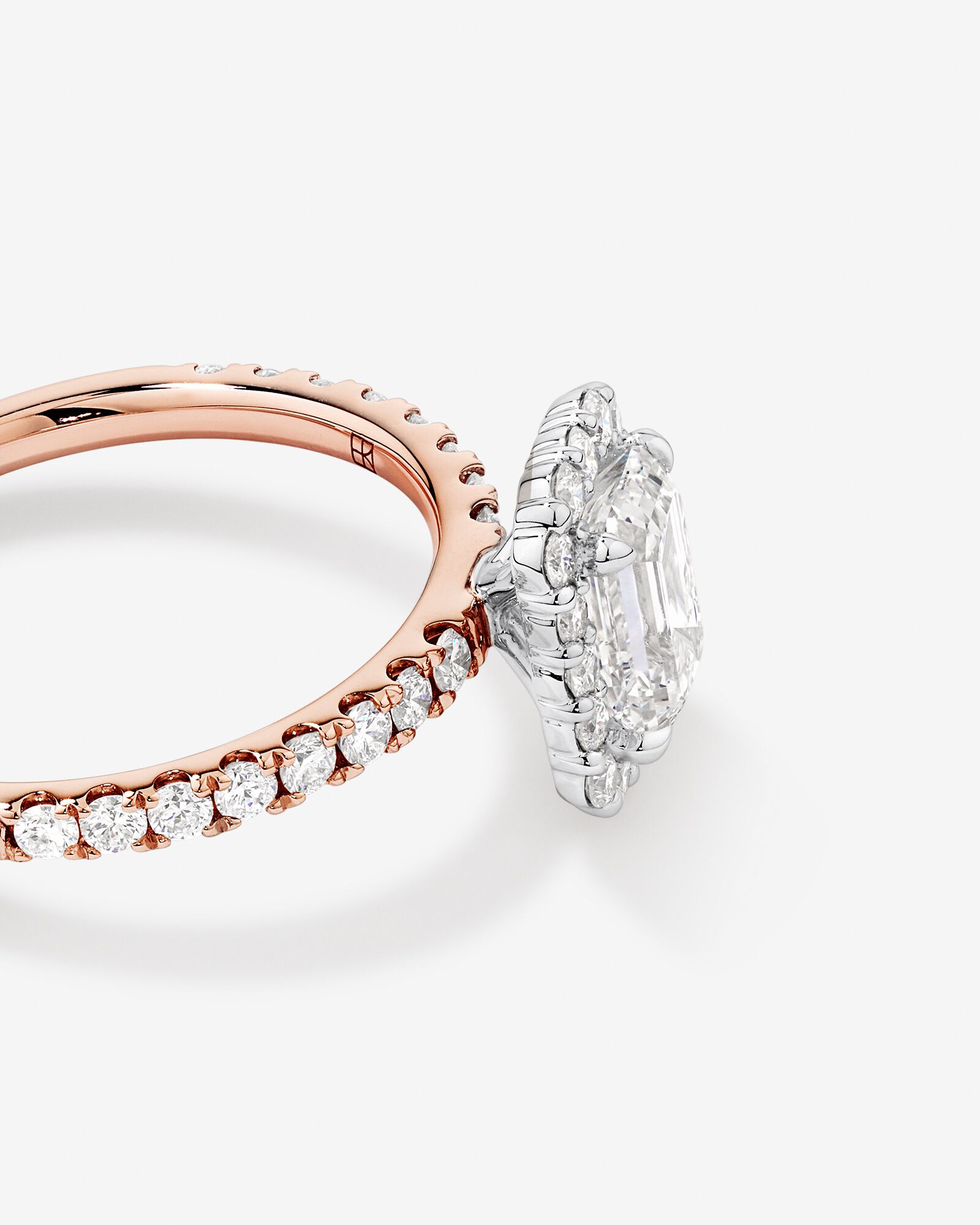 Bague de fiançailles en halo de diamants cultivés en laboratoire TW taille émeraude de 1,78 carat en or rose et blanc 14 carats
