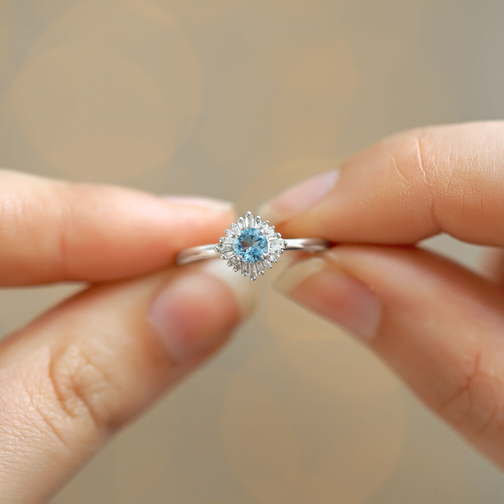 Ring with Aquamarine & Diamonds in 10kt White Gold