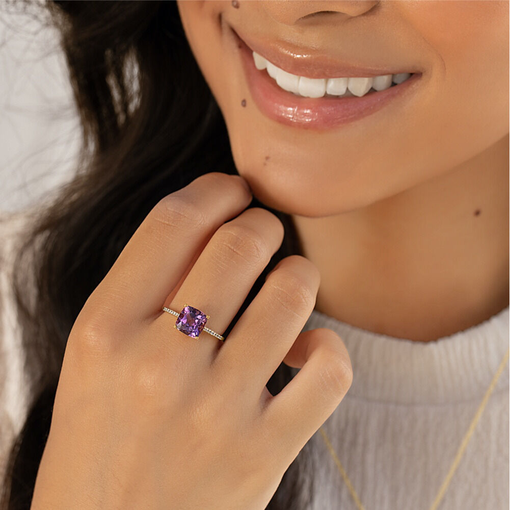 Ring with Amethyst & Diamonds in 10kt Yellow Gold