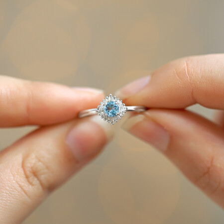 Ring with Aquamarine & Diamonds in 10kt White Gold Ring with Aquamarine & Diamonds in 10kt White Gold