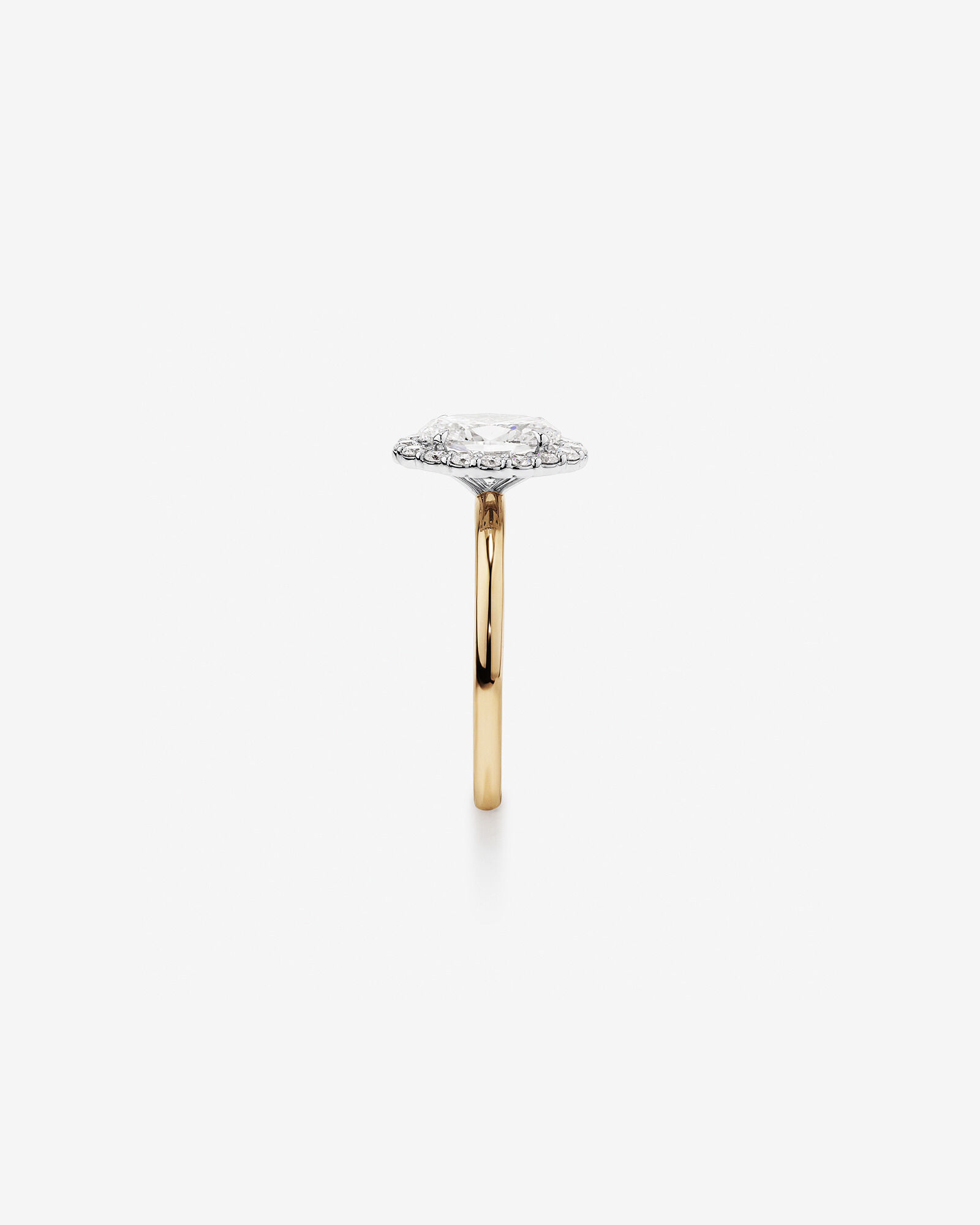 Bague De Fiançailles Halo En Diamant De Laboratoire Taille Ovale De 1,46 Carat Poids Total En Or Jaune Et Blanc 14 Carats