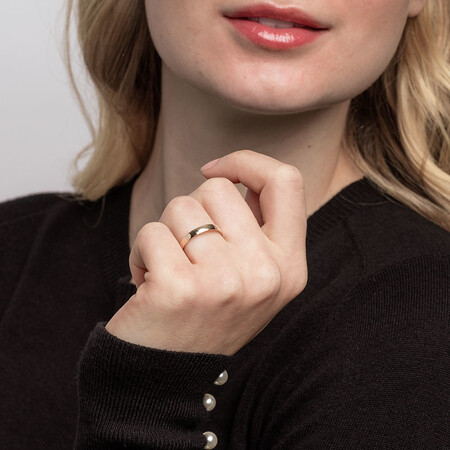 Reverse Bevelled Wedding Band in 10kt Yellow Gold Reverse Bevelled Wedding Band in 10kt Yellow Gold