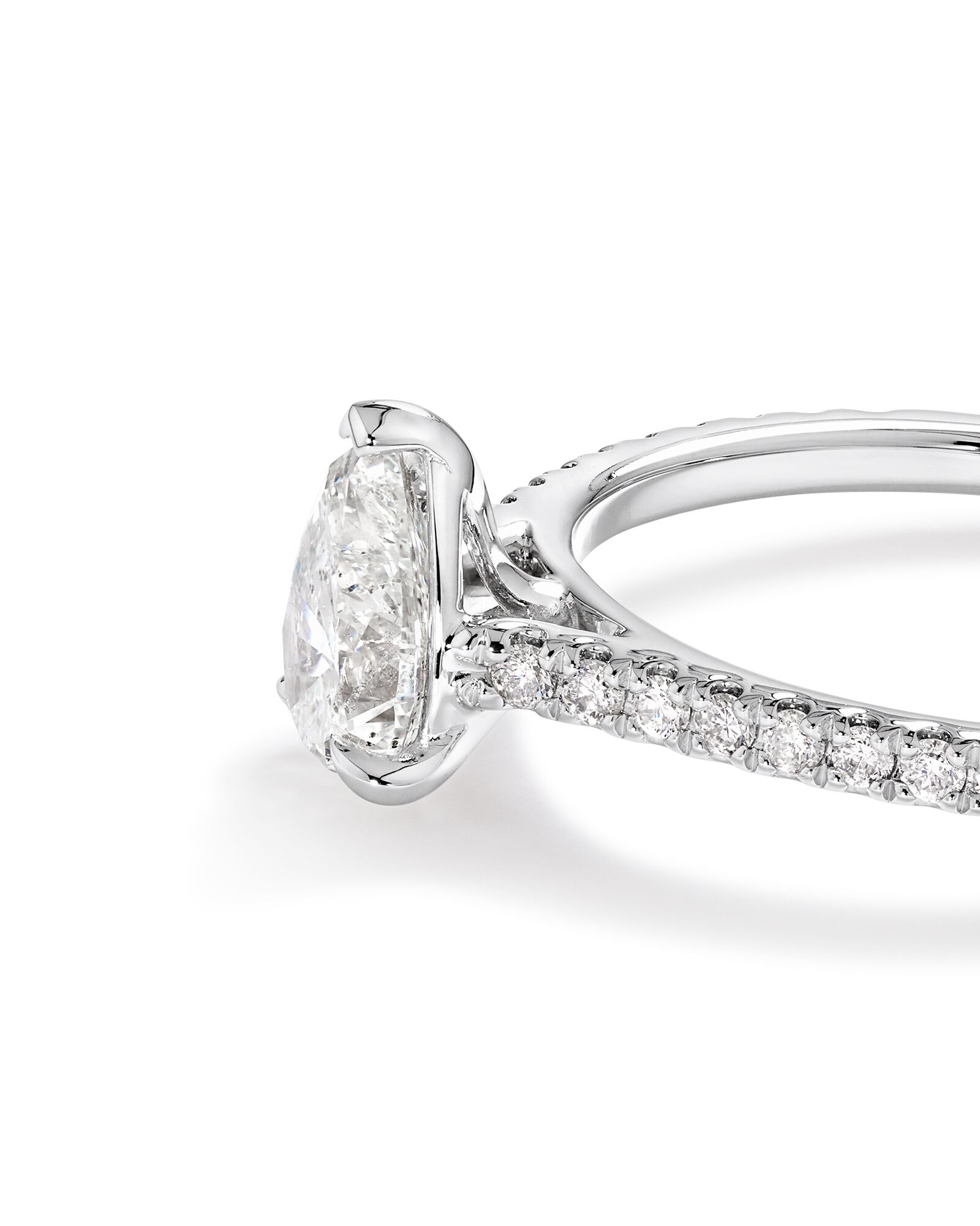 Bague de fiançailles en or blanc 14 K avec solitaire taille en poire et diamants totalisant 1,12 ct