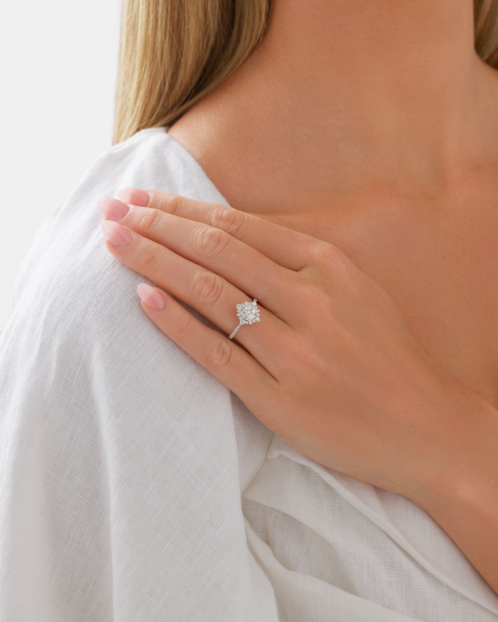 Bague de fiançailles en or blanc 14 K avec halo de diamants totalisant 0,79 ct