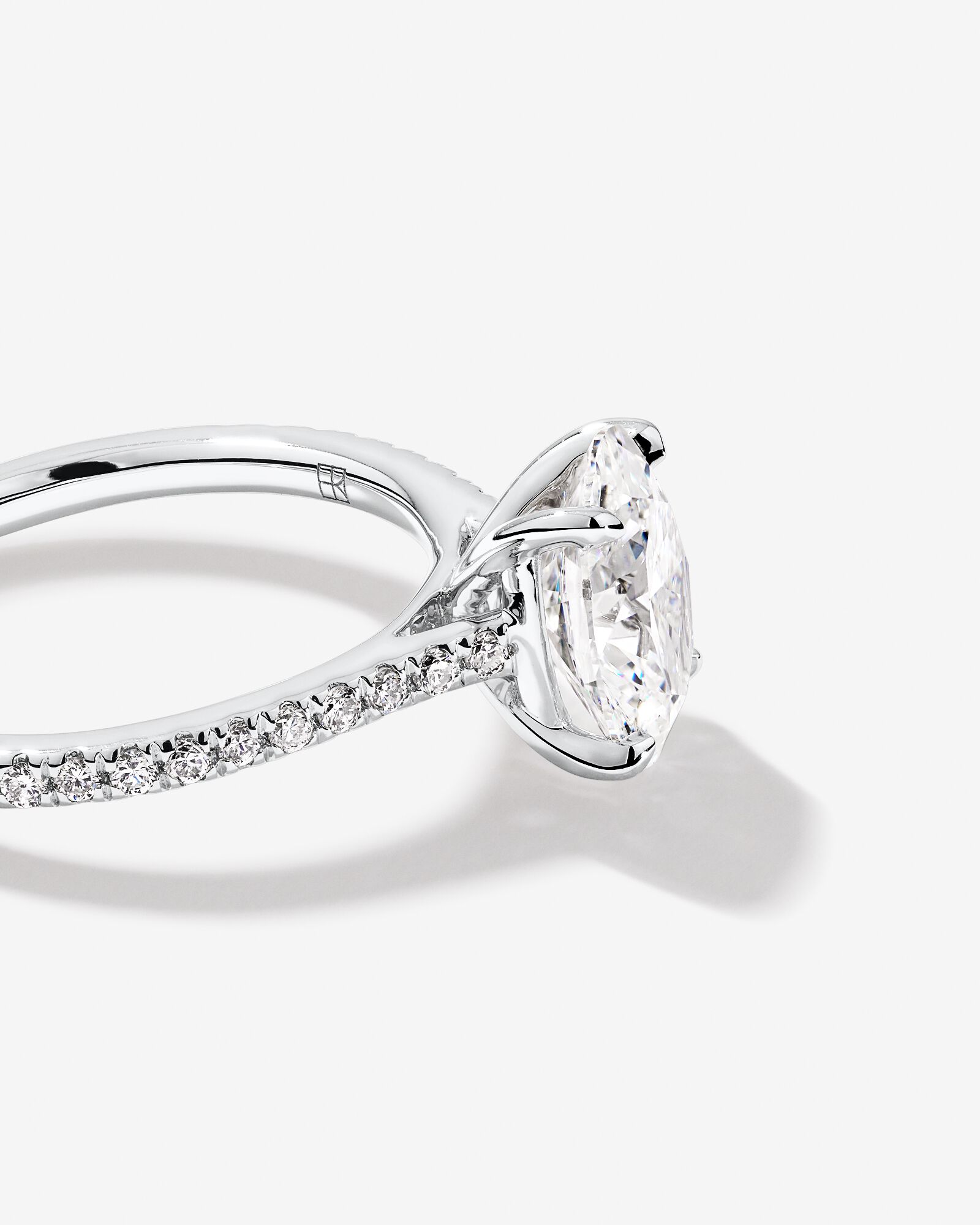 Bague de fiançailles en or blanc 14 carats avec diamant de laboratoire taille ovale de 2,20 carats