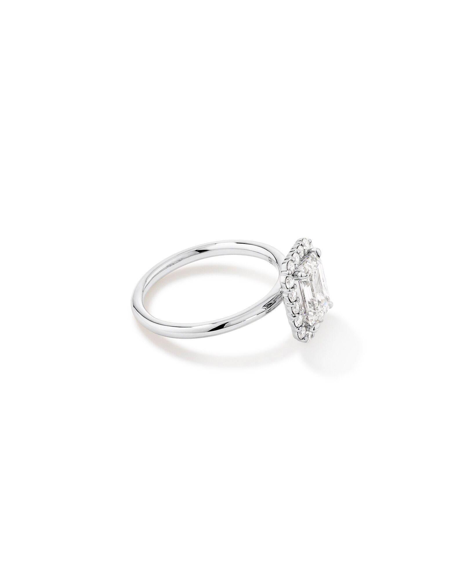Bague de fiançailles en halo de diamants cultivés en laboratoire TW taille émeraude de 2,34 carats en or blanc 14 carats