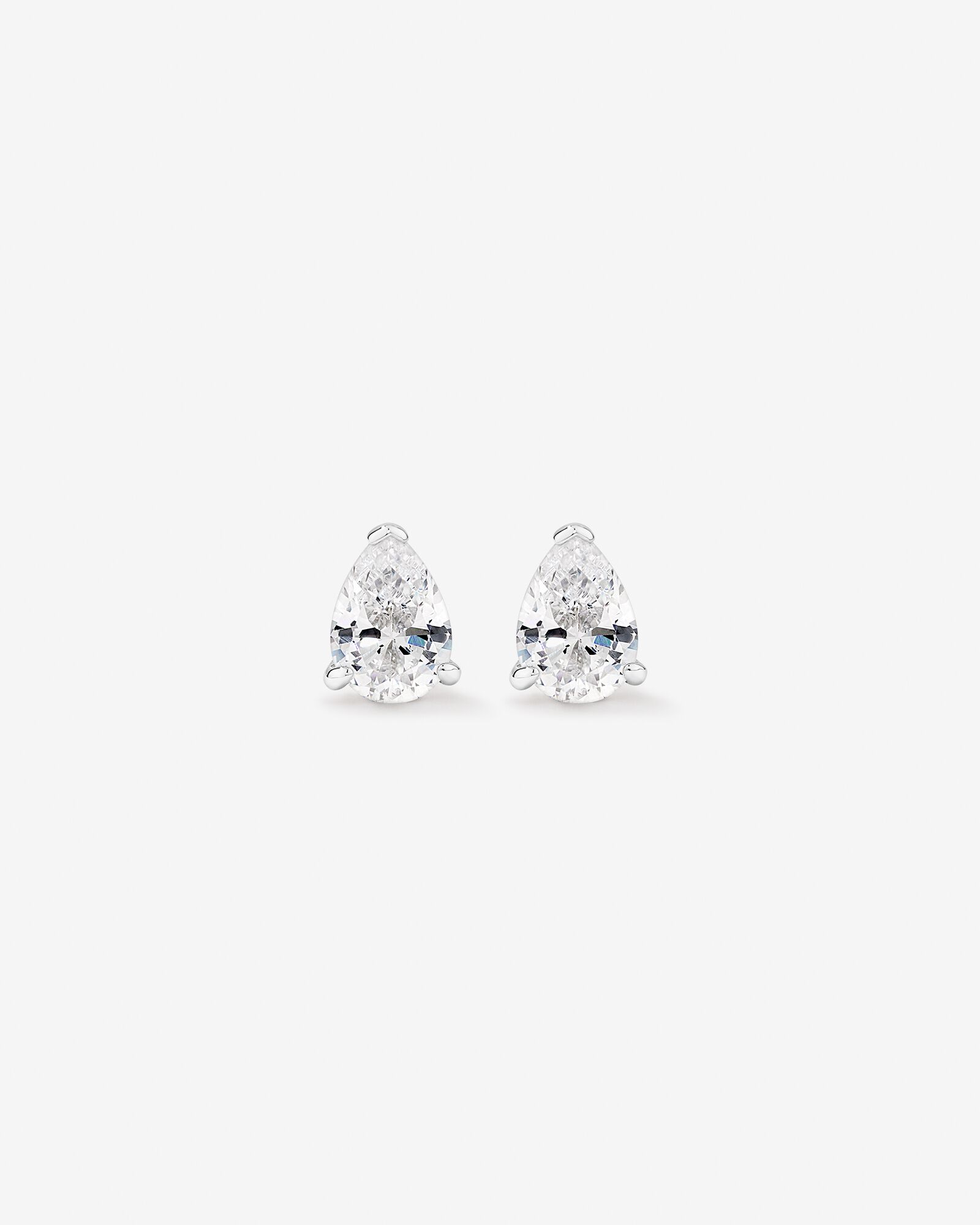 Boucles d'oreilles à tige en forme de poire avec zircons cubiques en argent sterling