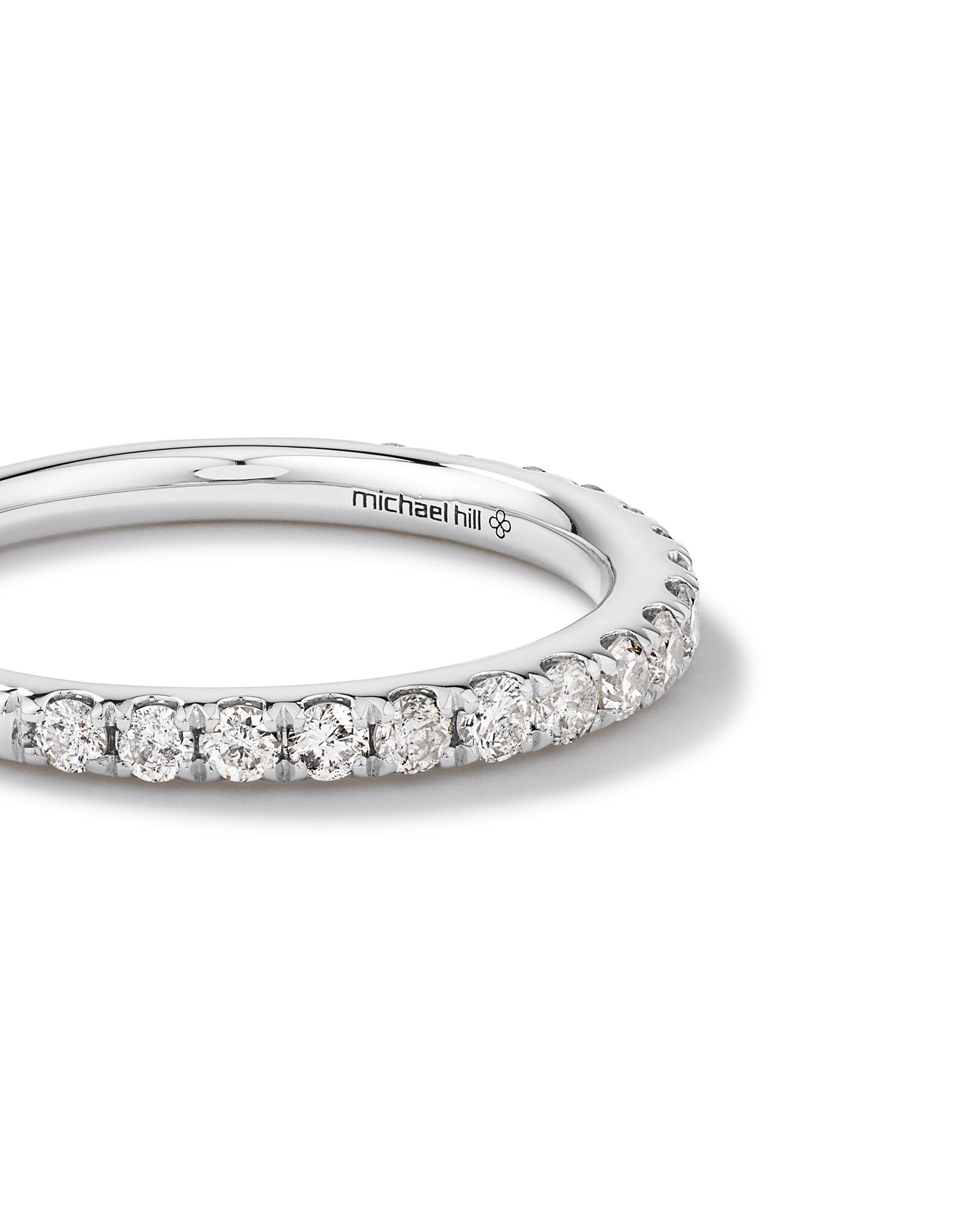 Alliance en or blanc 14 K avec diamants totalisant 0,50 ct