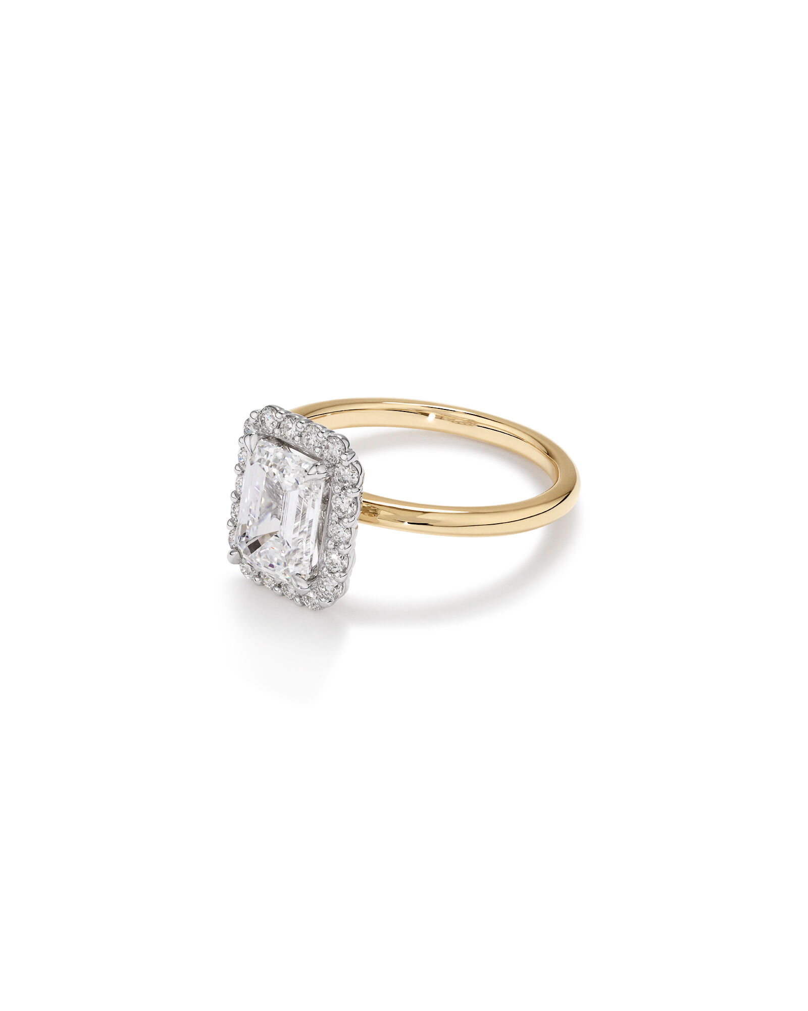 Bague De Fiançailles Halo En Diamant De Laboratoire Taille Émeraude De 2,34 Carats Poids Total En Or Jaune Et Blanc 14 Carats