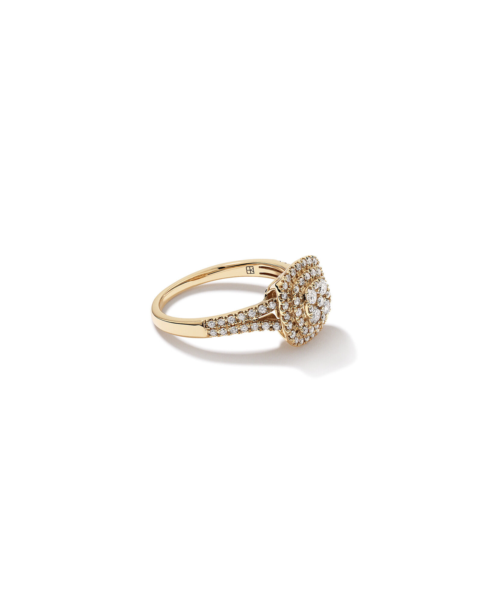 Bague Halo en Cluster Coussin avec un Poids Total de 0,65 Carat de Diamants en Or Jaune 10 Carats