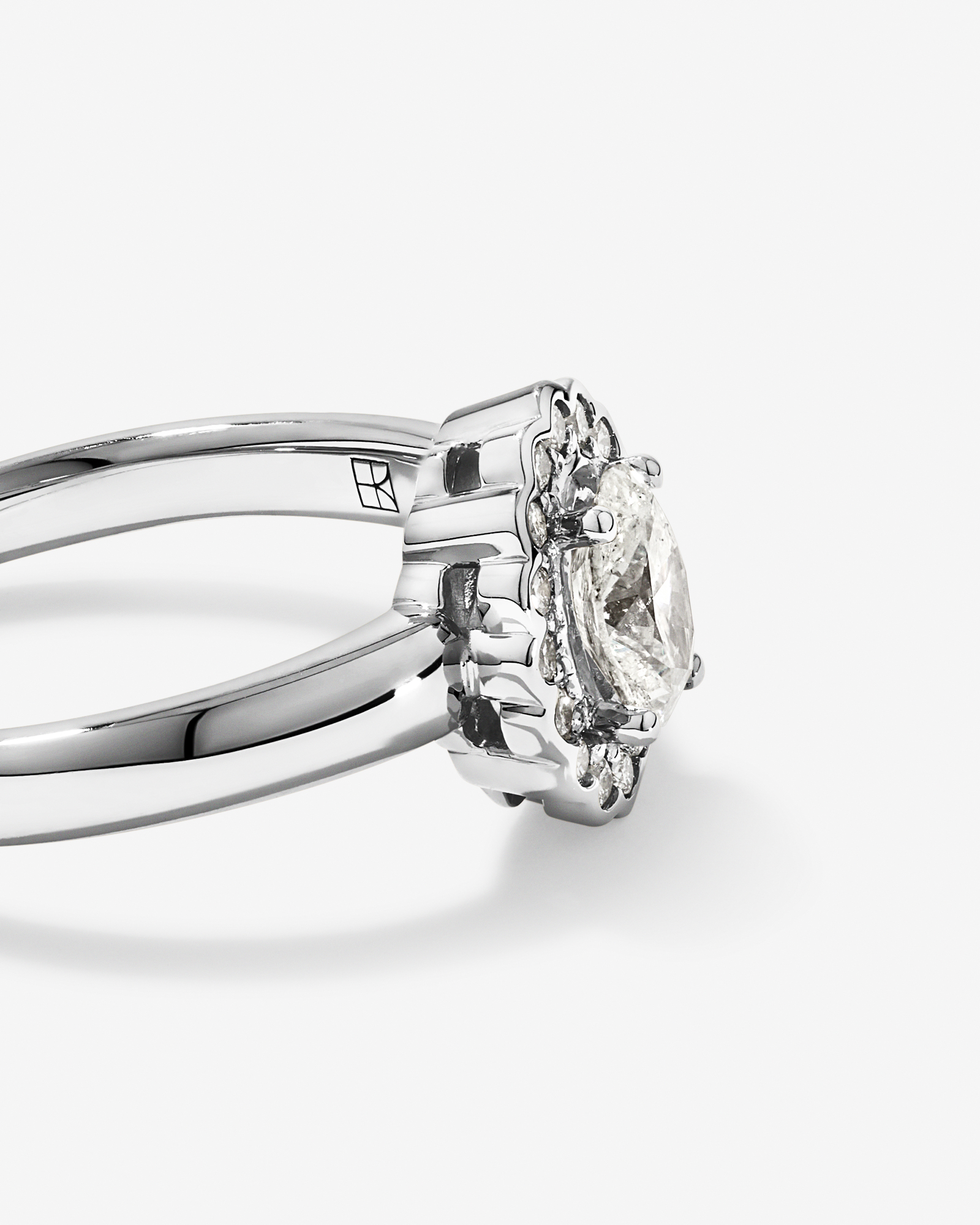 Bague en or blanc 14 carats avec diamant ovale (0,60 carat au total) et entourage floral