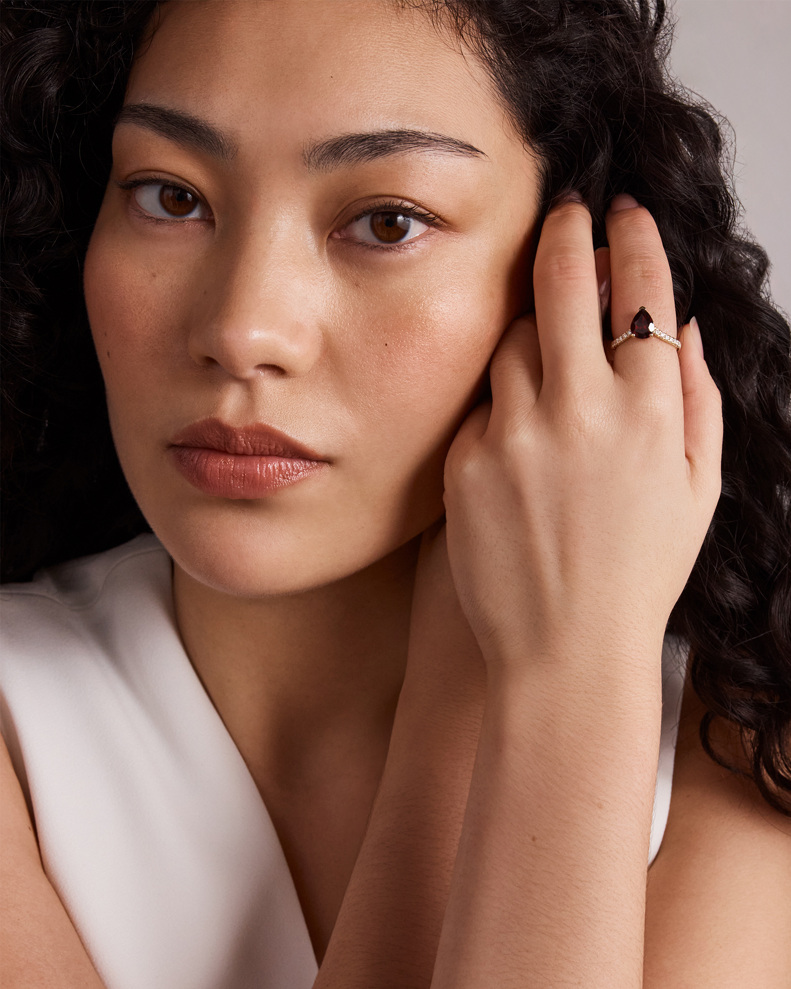 Bague Chevron avec Grenat Poire et 0,25 Carat PT de Diamants Ronds en Or Jaune 10 carats