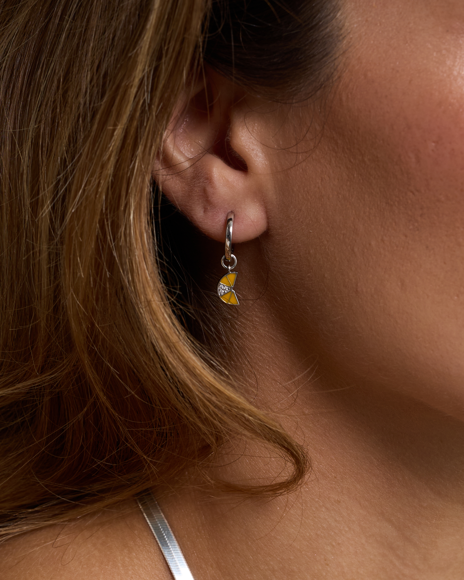 Charme de boucle d’oreille citron en argent sterling