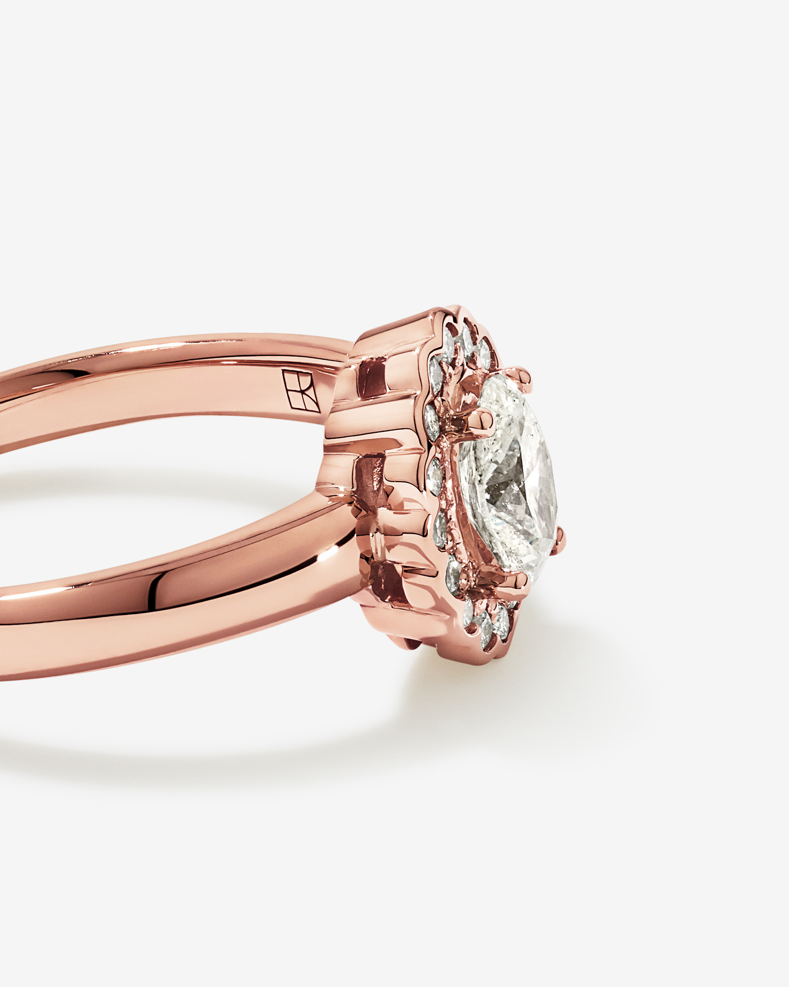 Bague à halo floral avec diamant ovale de 0,60 carat (poids total) en or rose 14 carats