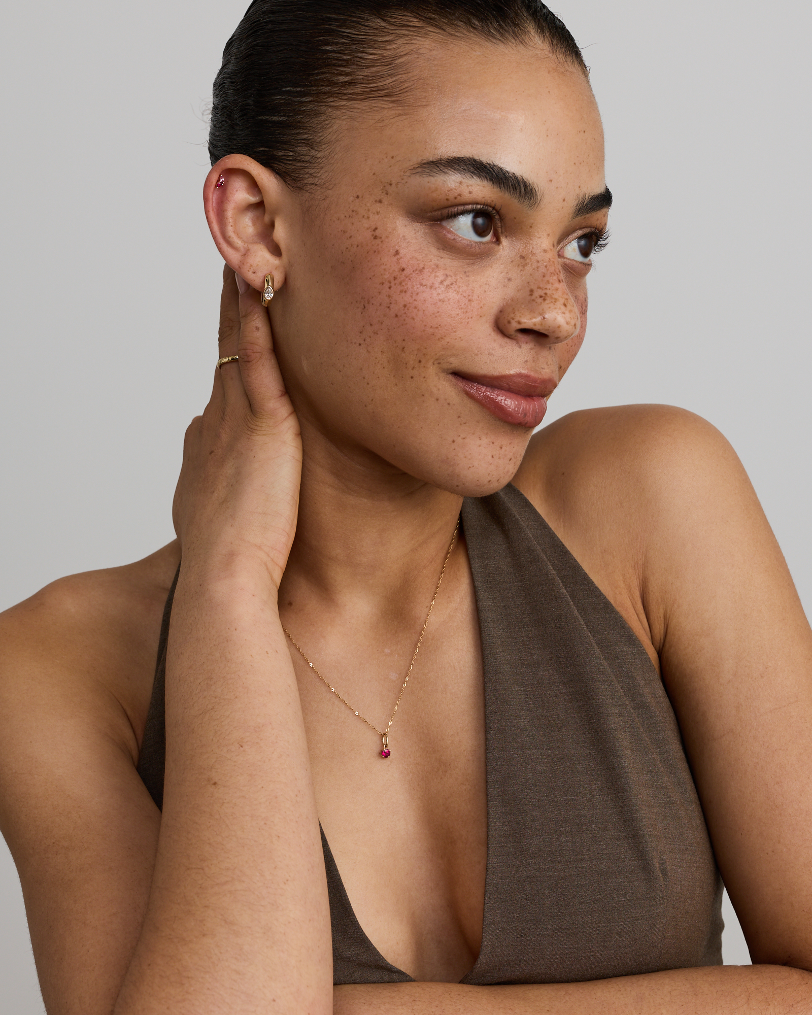 Boucle d’oreille individuelle pour hélix avec saphir rose et rubis en or jaune 10 carats