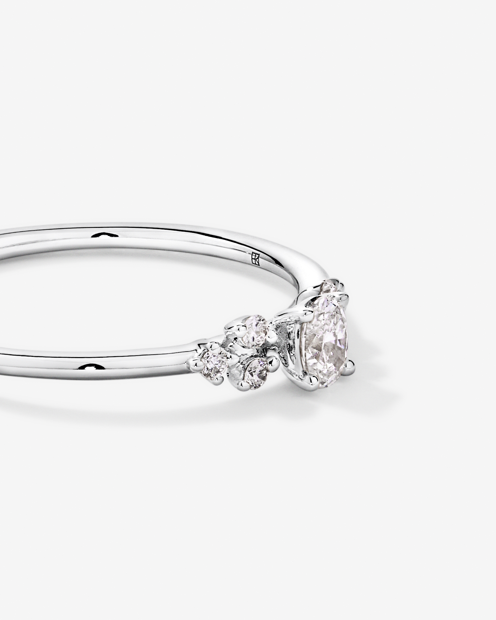 Bague de promesse en or blanc 10 carats avec diamants laboratoire taille ovale et brillant rond (poids total 0,20 carat)