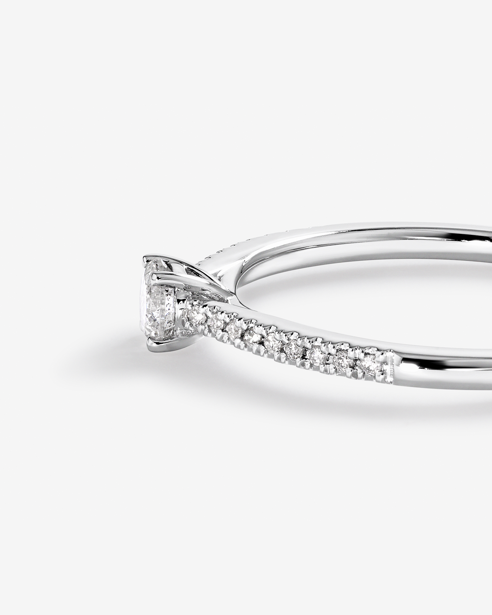 Bague de Fiançailles avec Accent Latéral en Diamant Rond Brillant 0,25 Carat TW en Or Blanc 14 kt