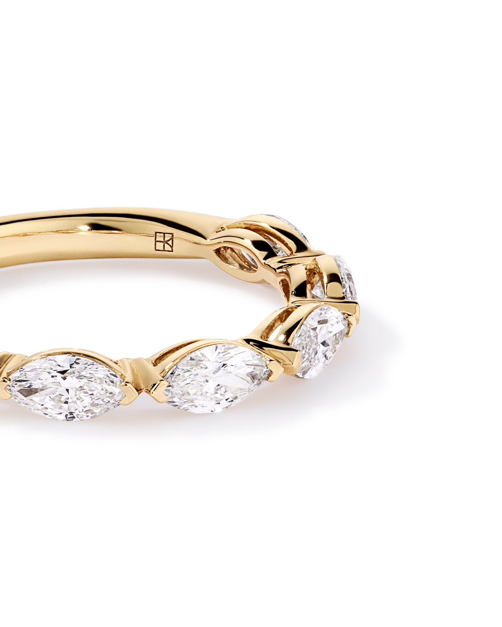 Alliance en or jaune 14 carats sertie d'un diamant marquise est-ouest de 1,40 carat (poids total) synthèse.