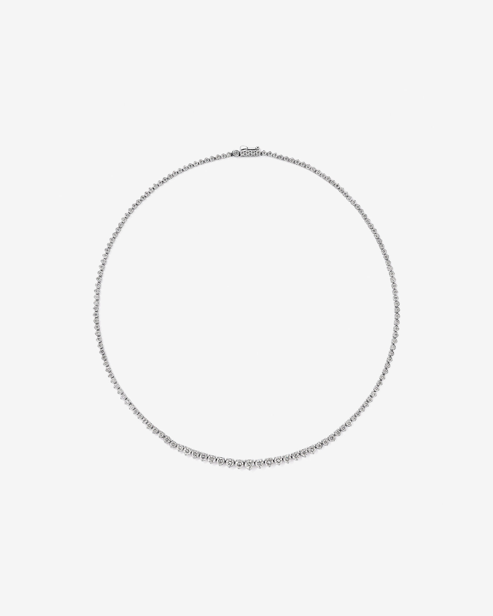 Collier de tennis de 6,00 carats au total, serti dans de l'or blanc 18 carats