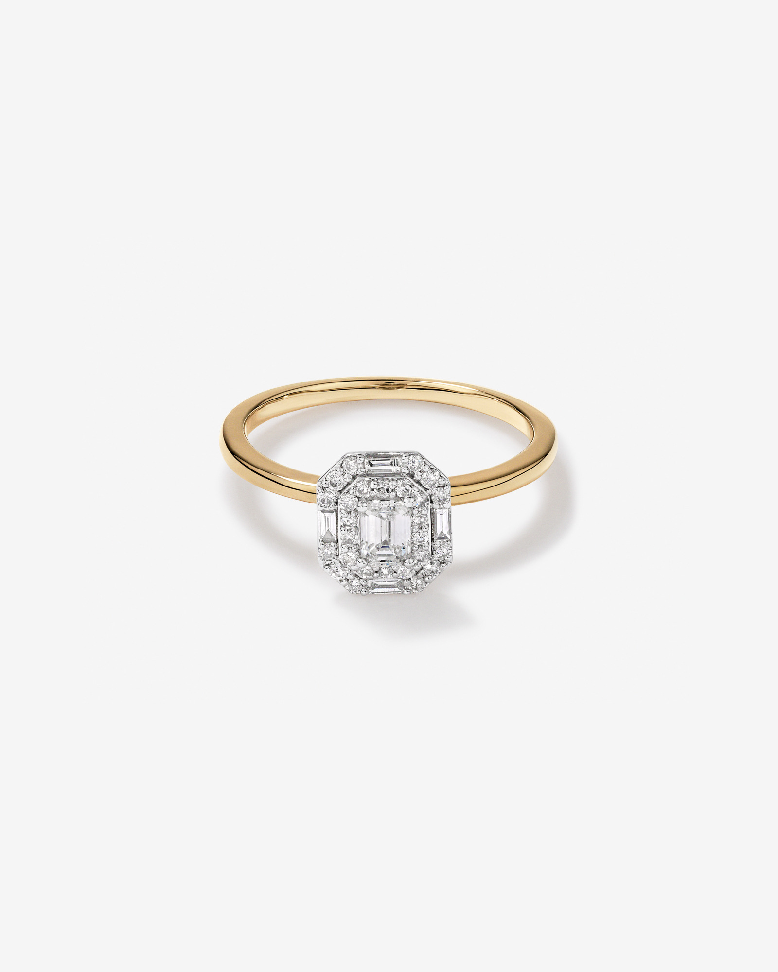 Bague de fiançailles diamant baguette taille émeraude 0,51 carat total et halo rond brillant en or jaune et blanc 14 carats