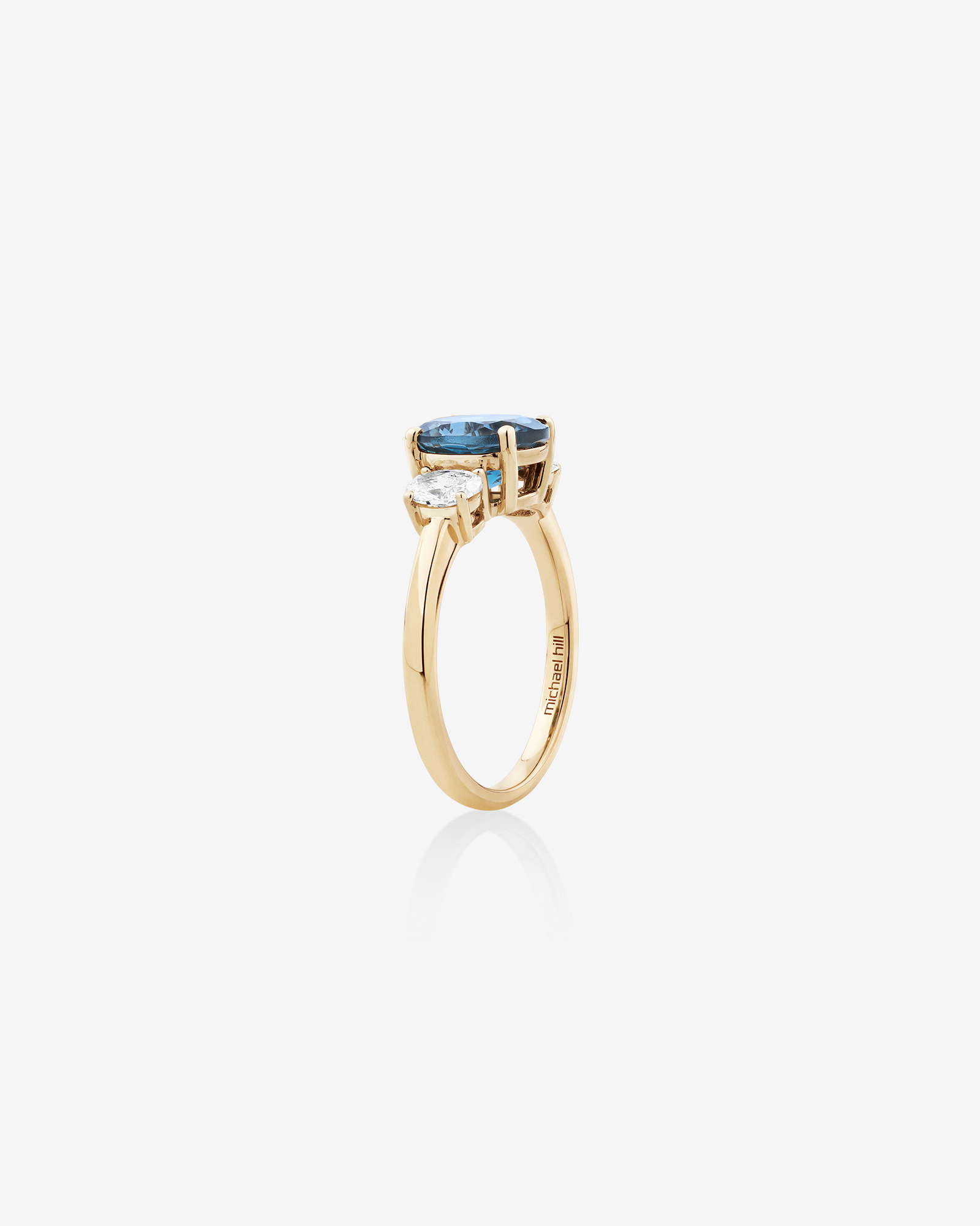 Bague en or jaune 14 K avec topaze bleue et diamants totalisant 0,46 ct