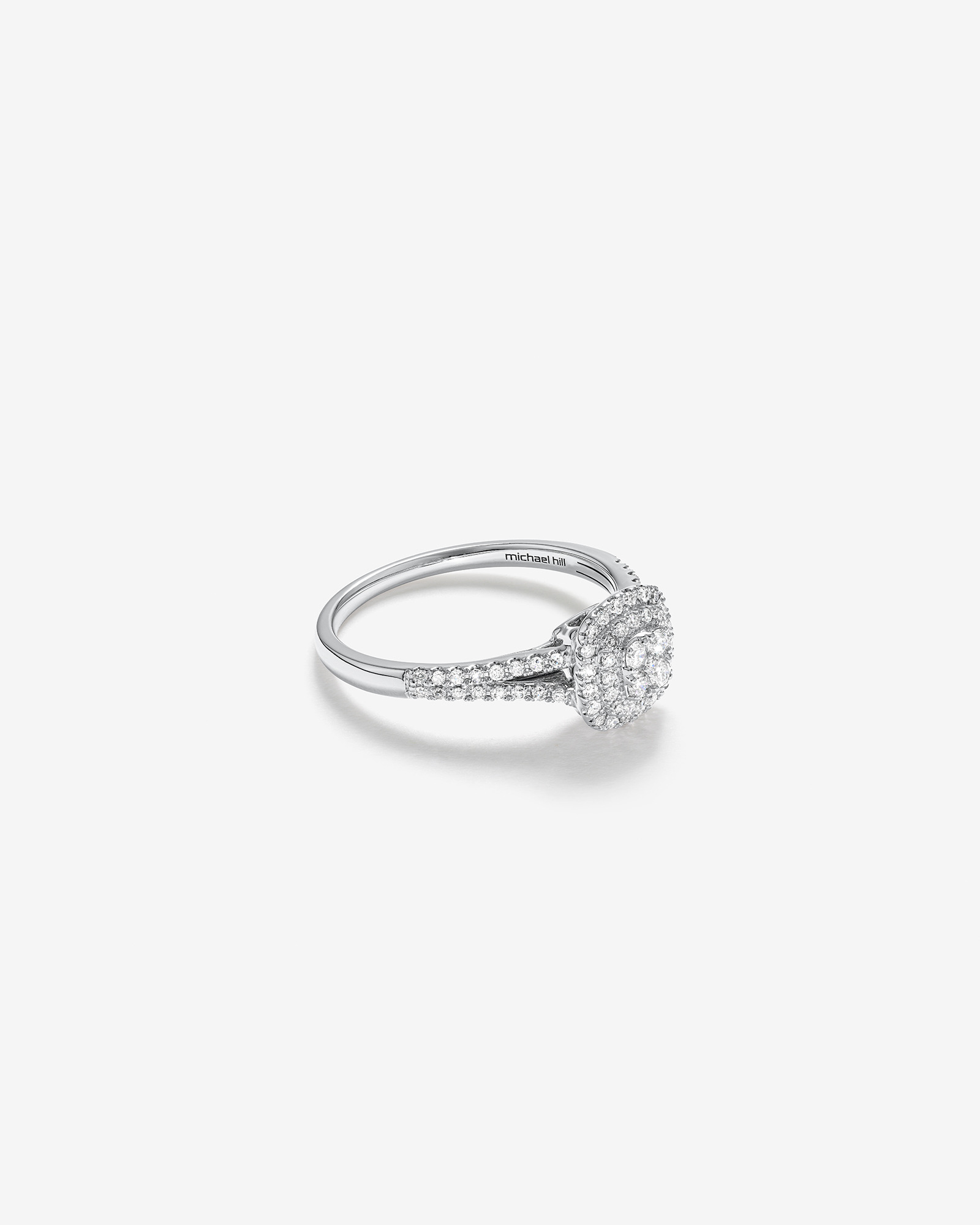 Bague halo de diamants taille coussin de 0,30 carat en or blanc 10 kt