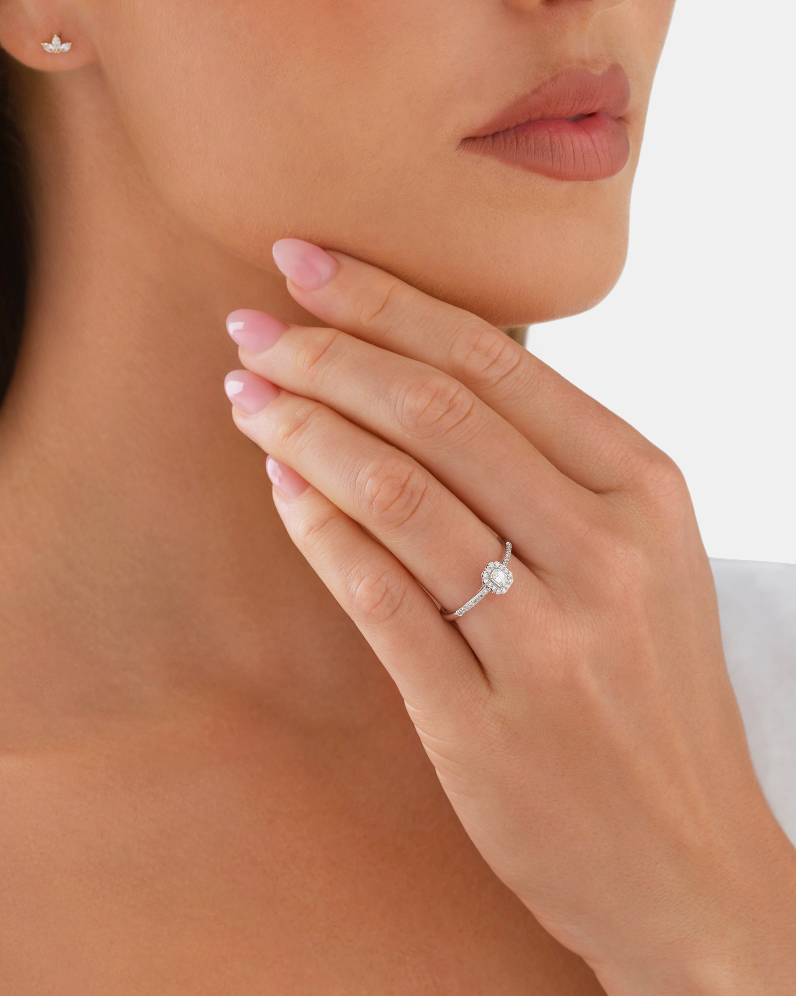 Bague de fiançailles halo taille émeraude avec 0,20 TW de diamants en or blanc 10 carats