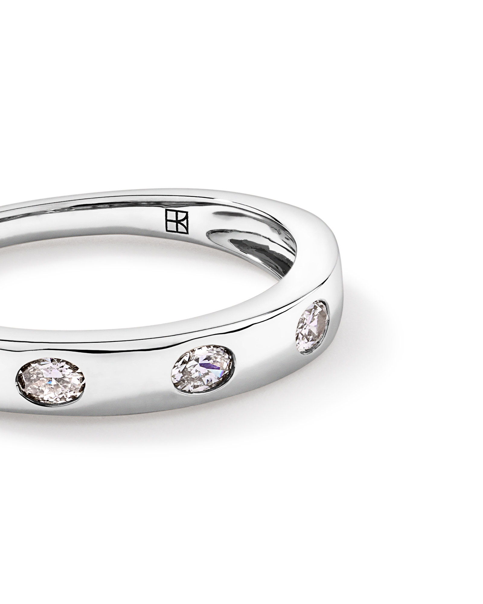 Alliance en or blanc 14 carats sertie d'un diamant ovale de laboratoire 0,22 carat