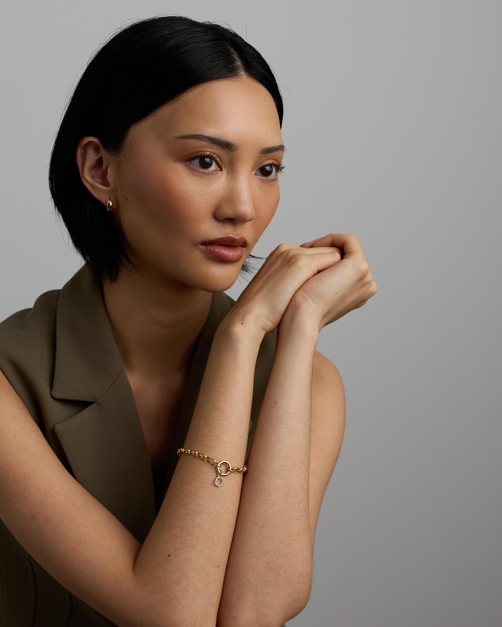 Pendentif avec initiale de la lettre O en diamant en or jaune 10 carats