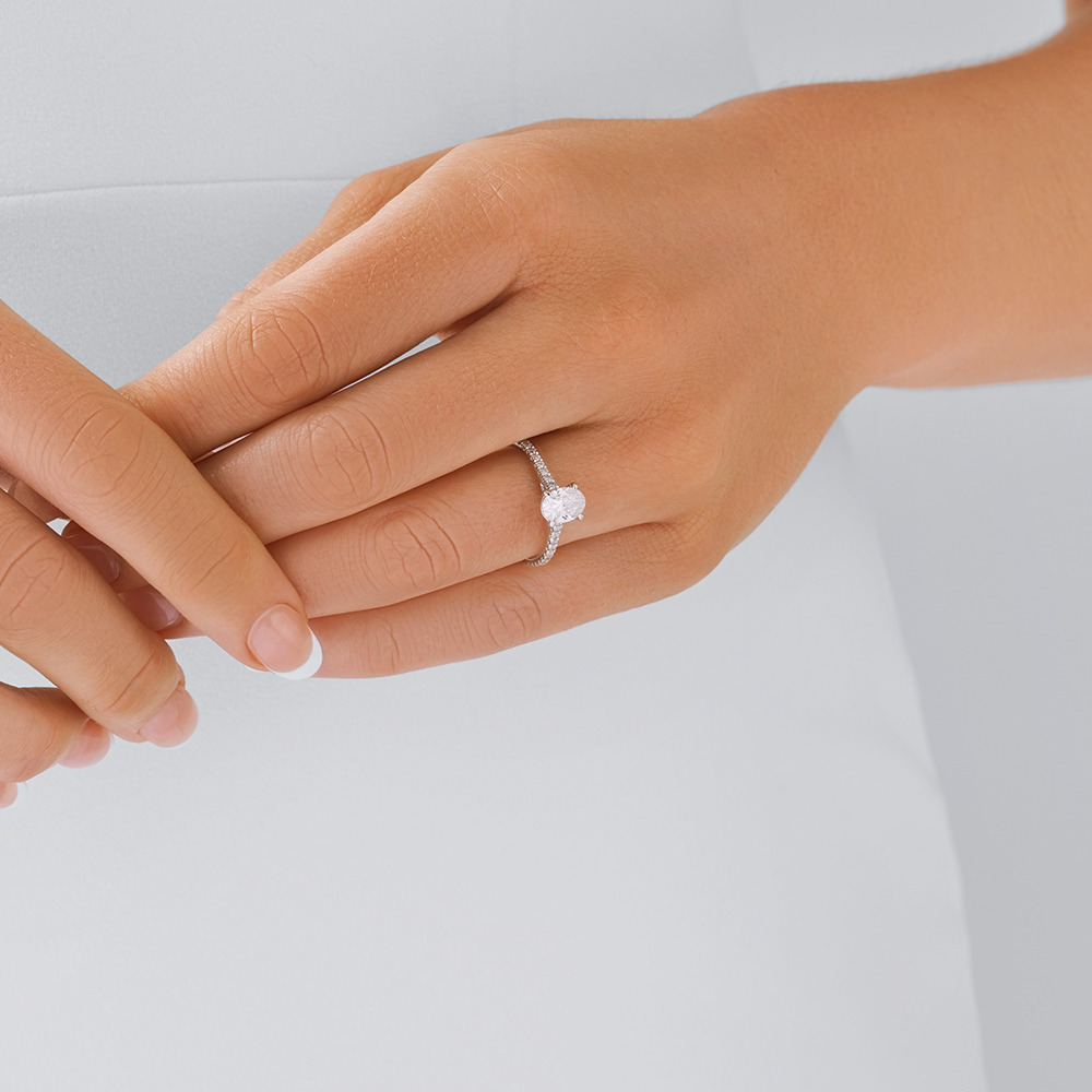 Bague de fiançailles en or blanc 14 K avec solitaire ovale et diamants totalisant 1,12 ct