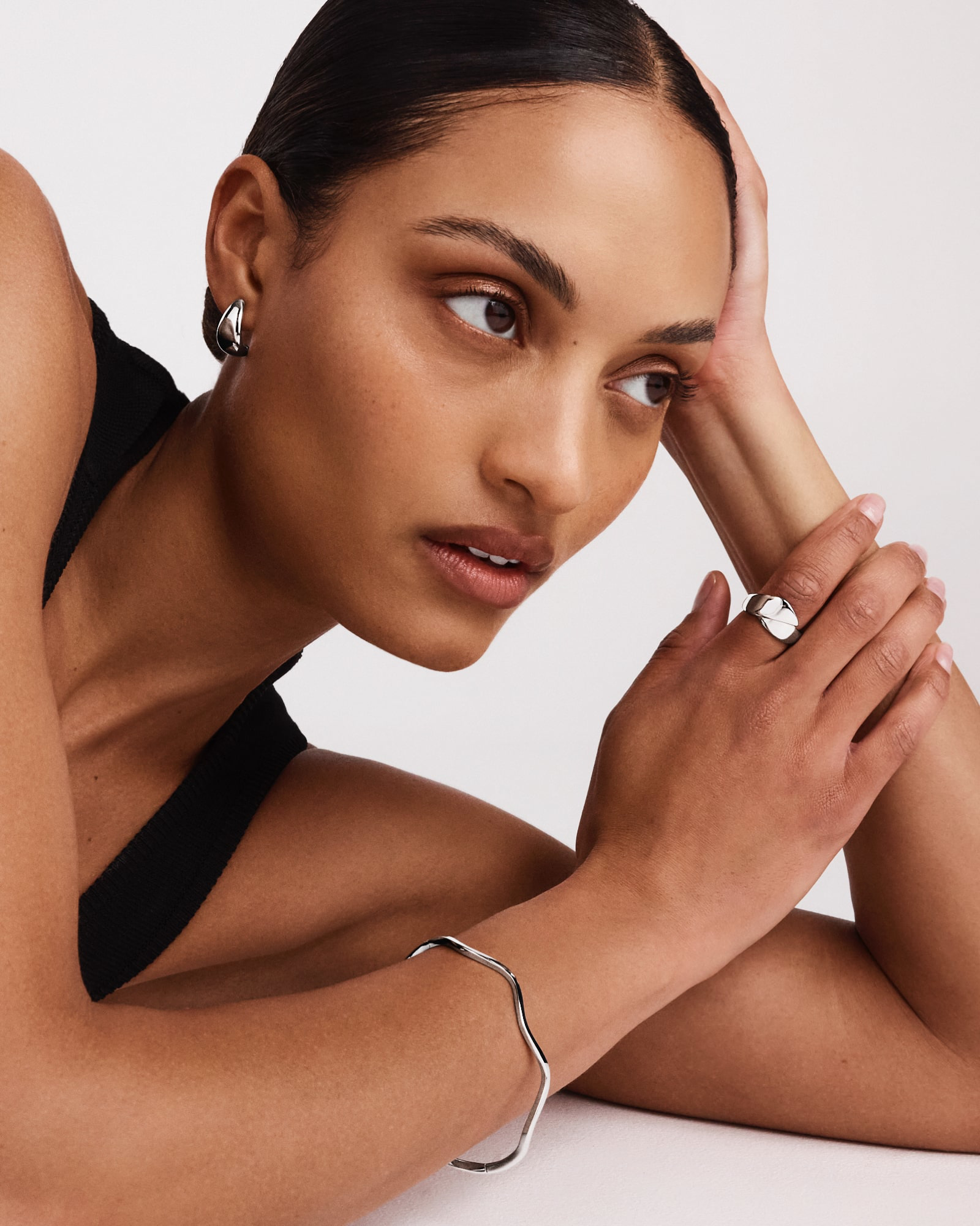 Boucles d’oreilles clous demi-créoles bombées polies en argent sterling